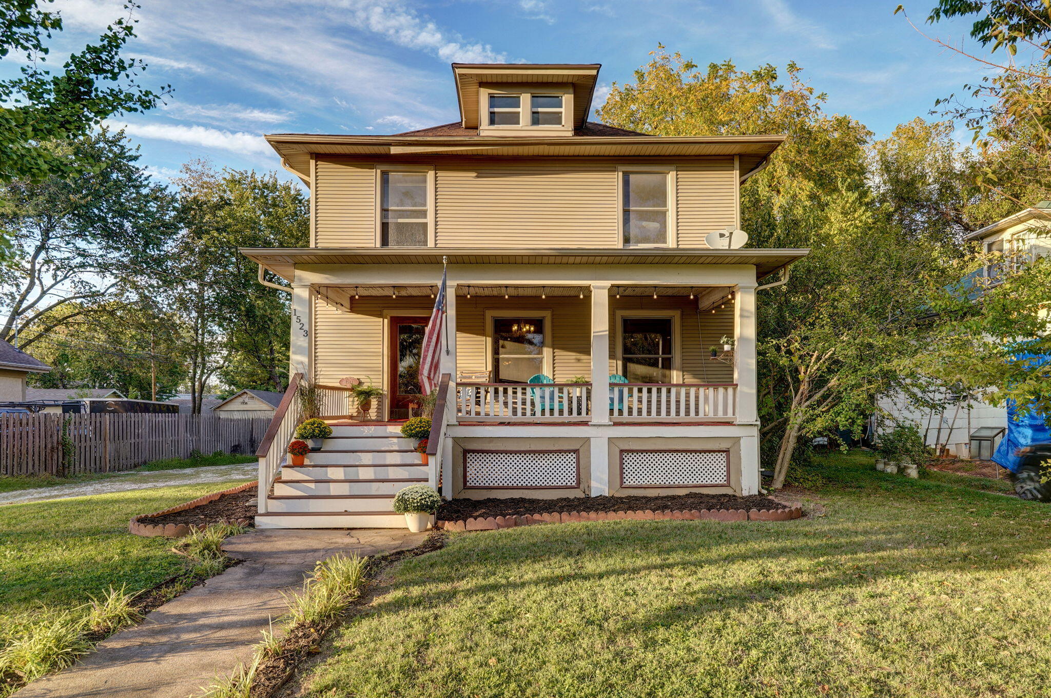 1523 East Monroe Street Property Photo 1