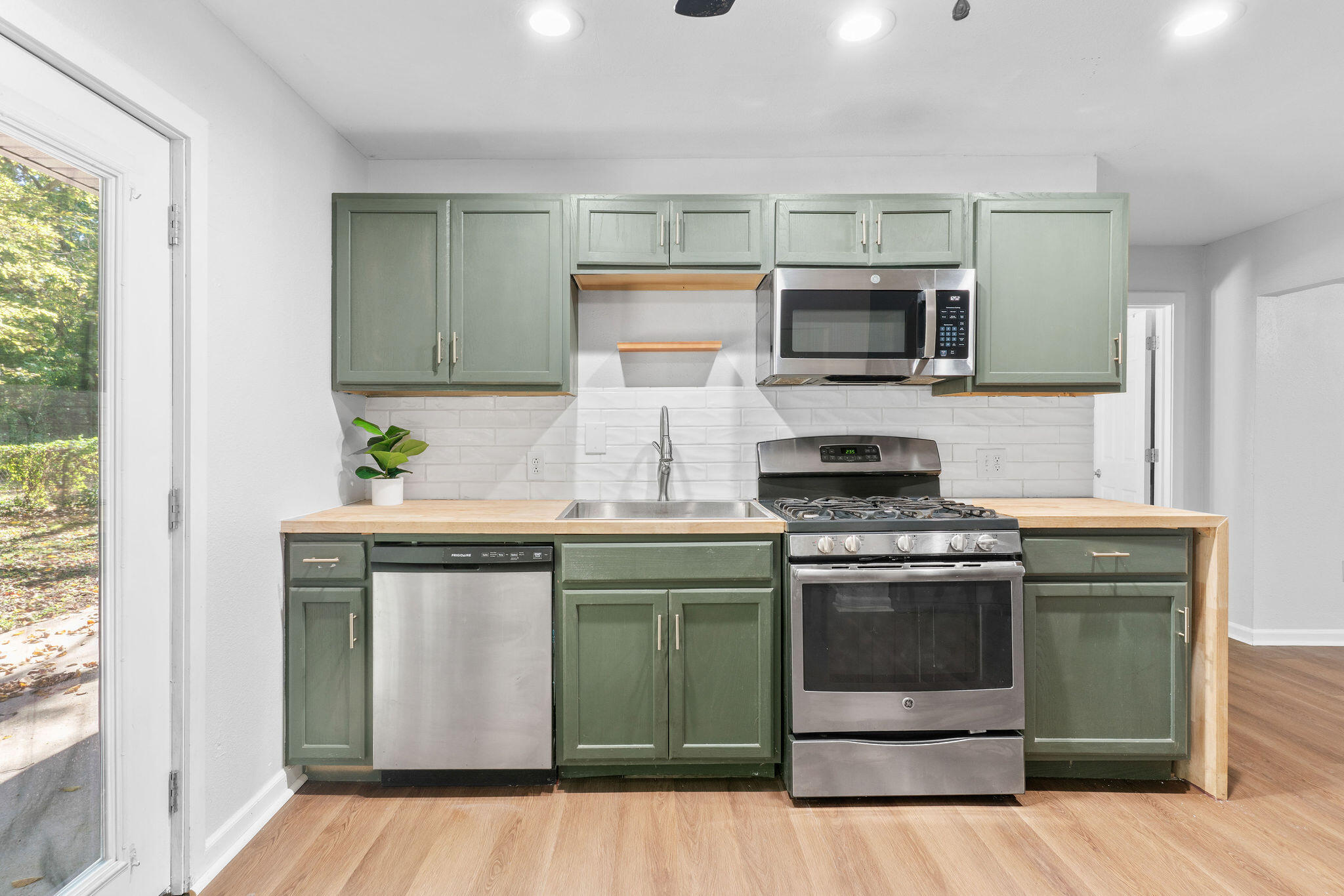 626 North Phelps Avenue Property Photo 13