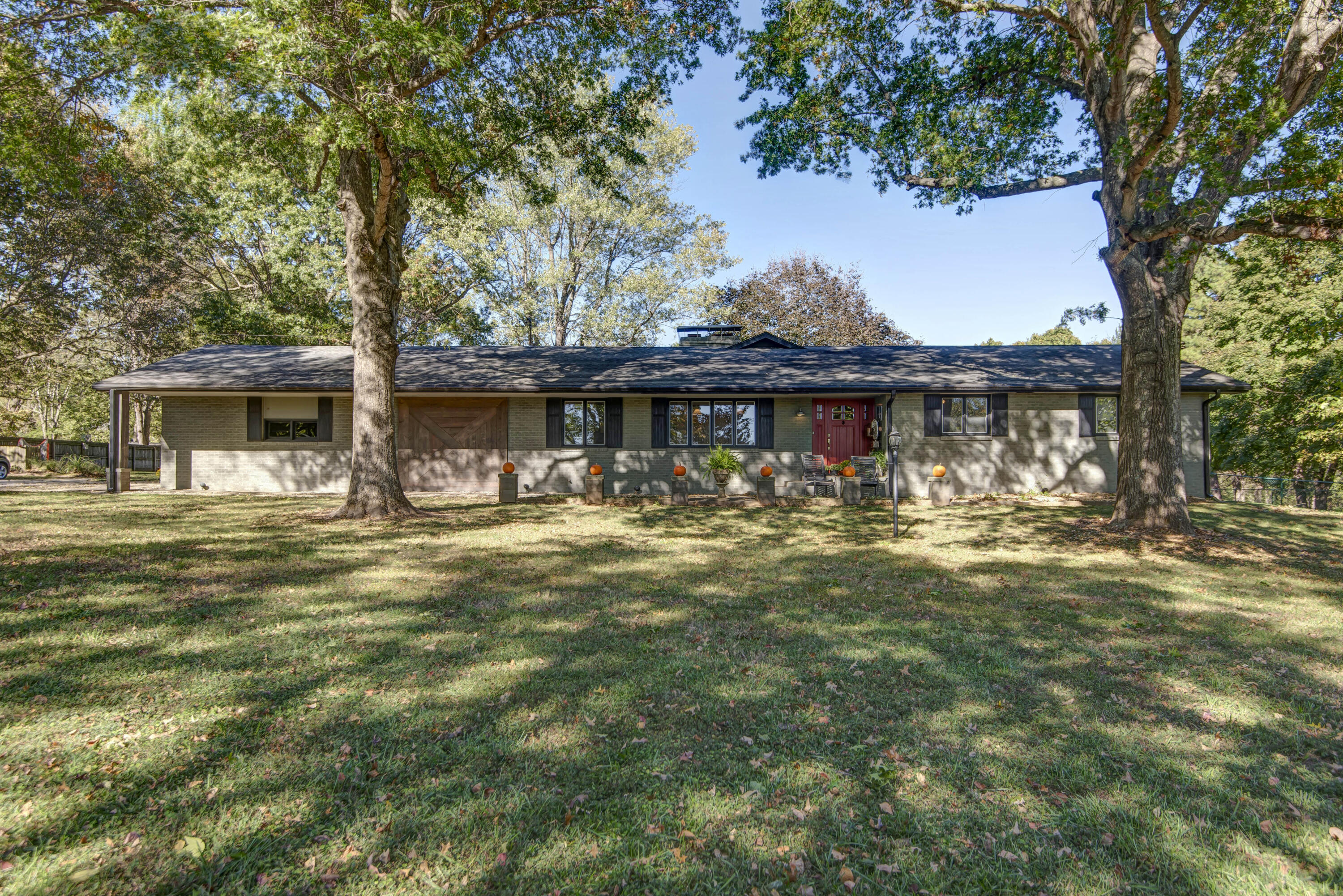 4711 East Farm Road 128 Property Photo 1