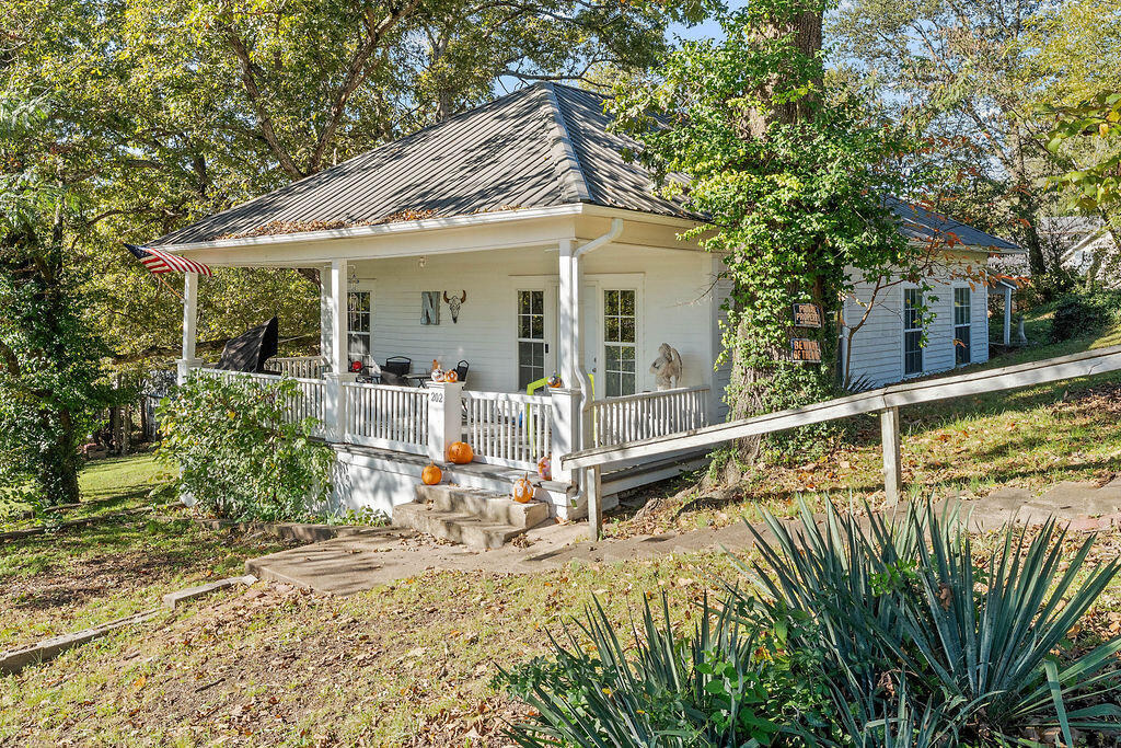 202 Oak Street Property Photo 1