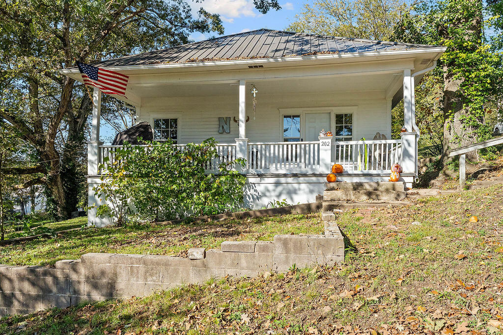 202 Oak Street Property Photo 2