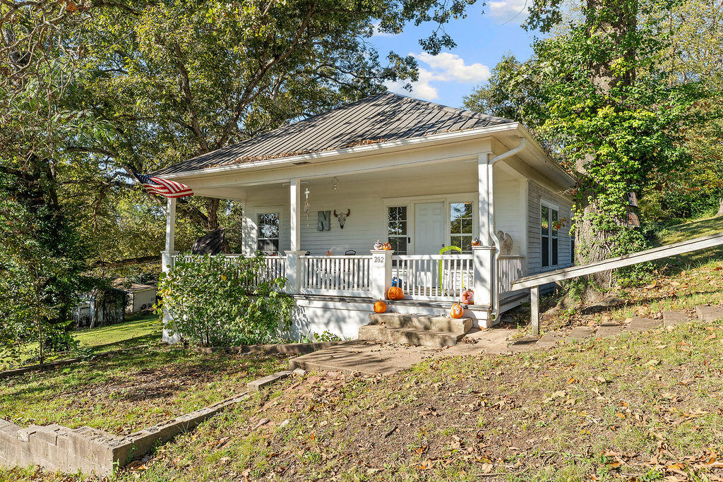 202 Oak Street Property Photo 3