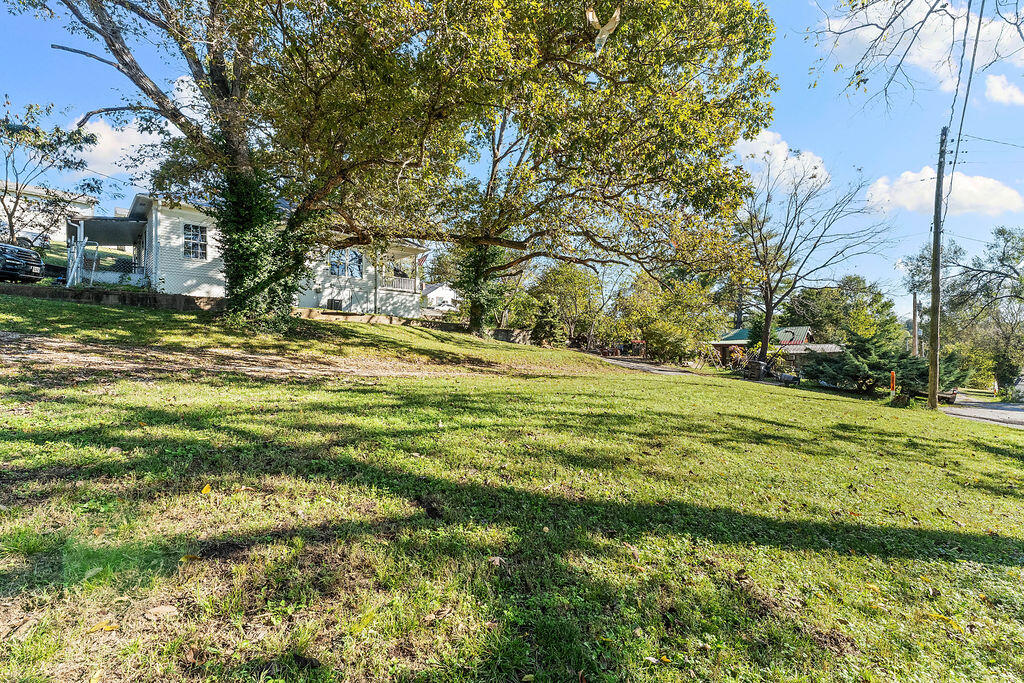 202 Oak Street Property Photo 7