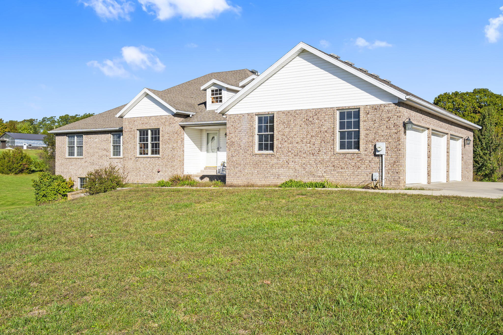 1013 West Sunny Slopes Drive Property Photo 3
