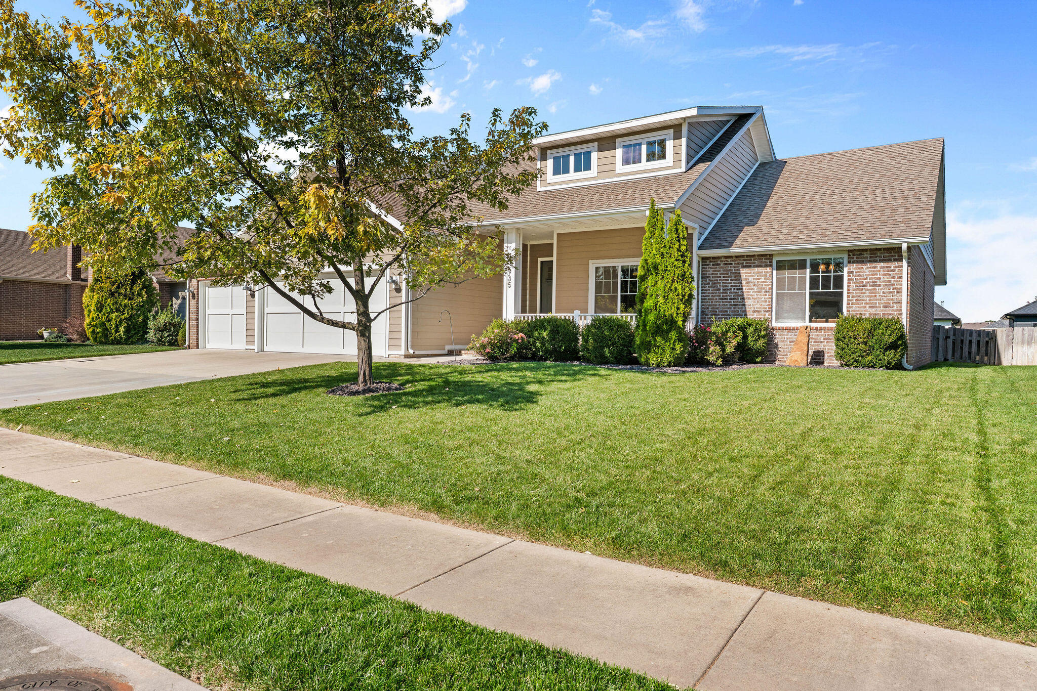 935 East Thorndale Drive Property Photo 1