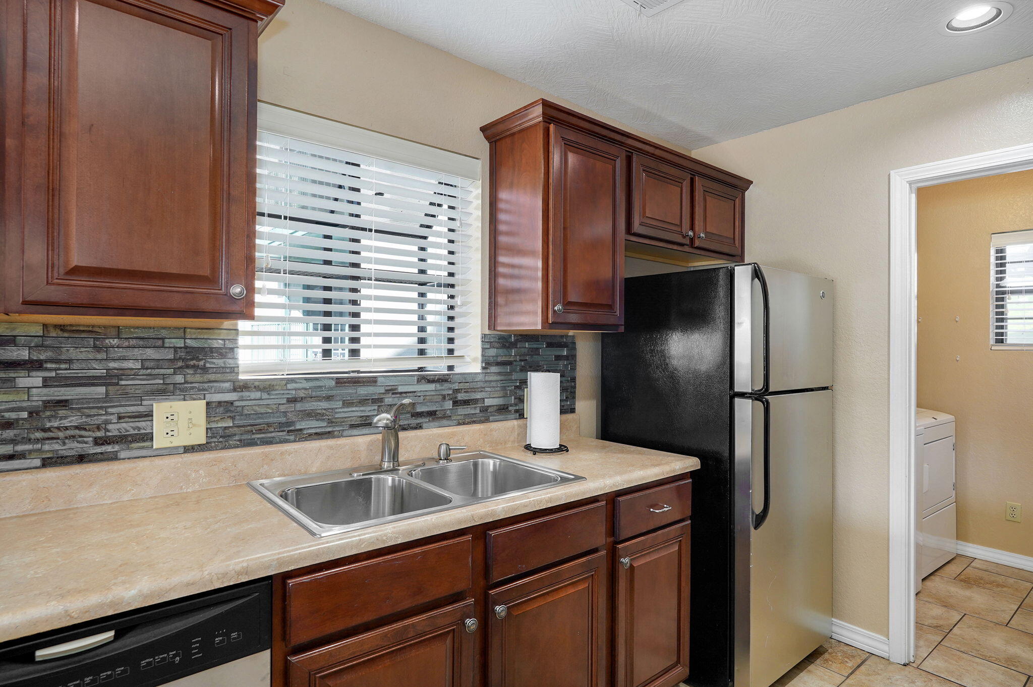 2700 Green Mountain Drive Property Photo 5