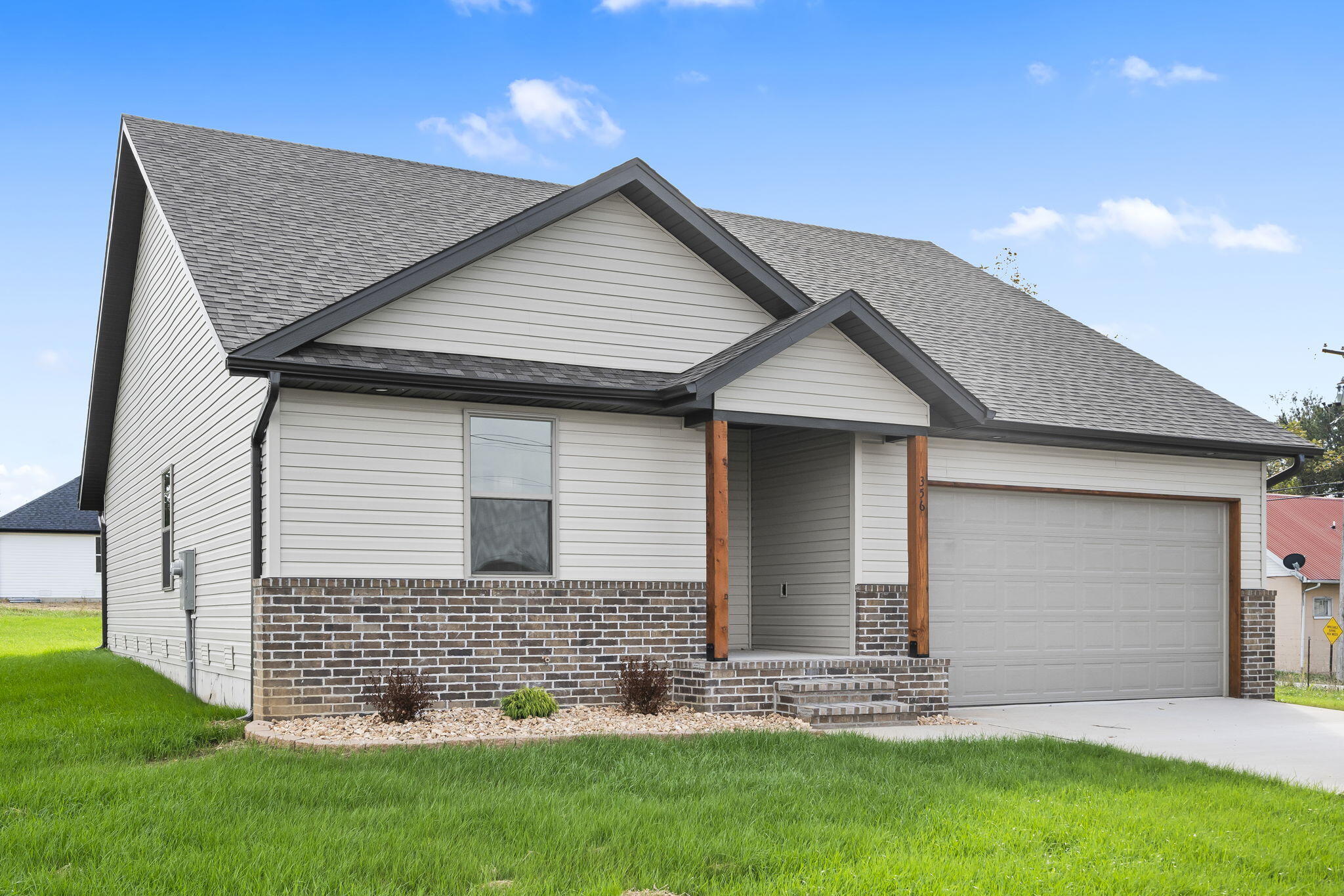 356 North Oak Avenue Property Photo 2