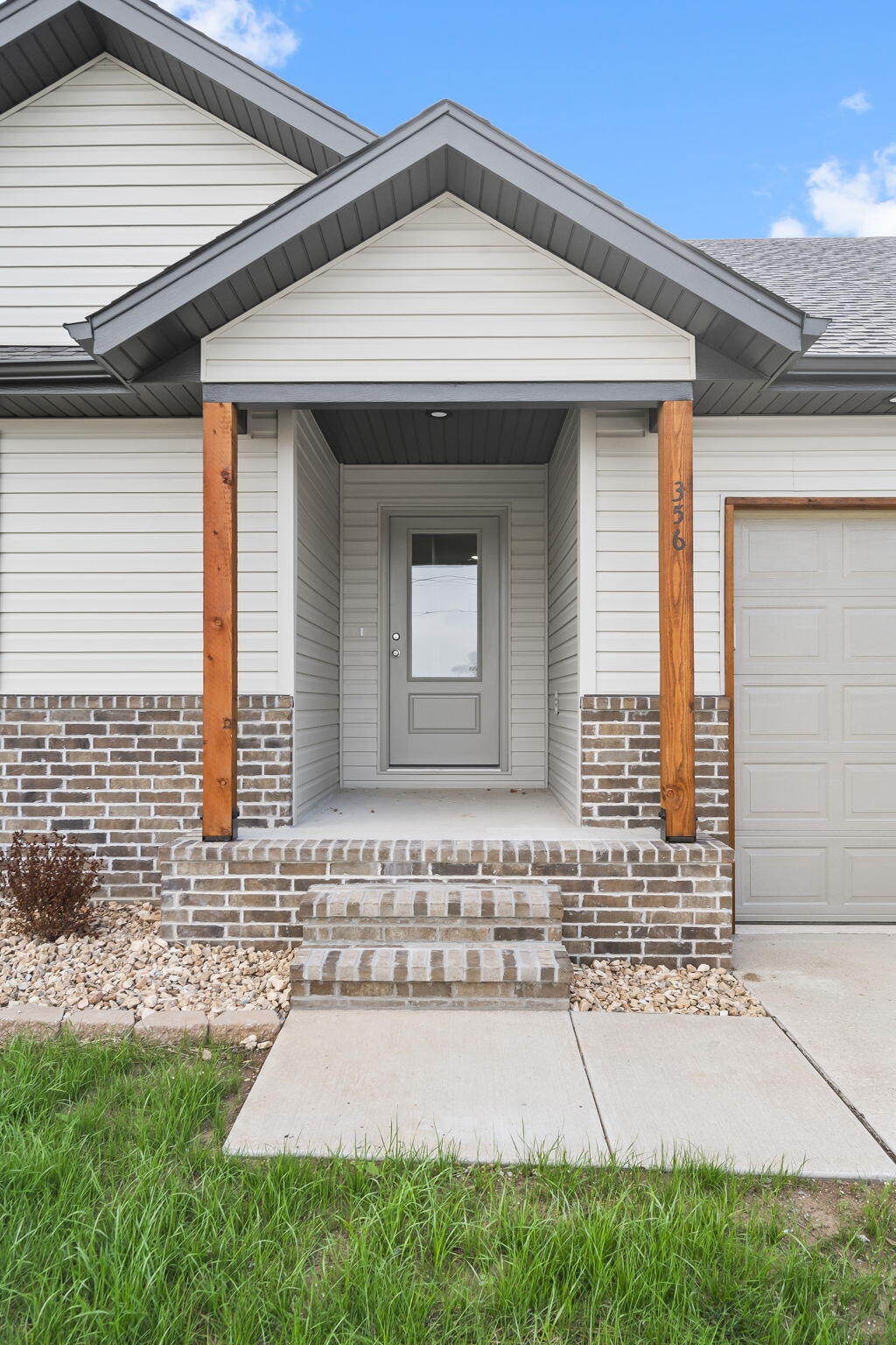 356 North Oak Avenue Property Photo 3