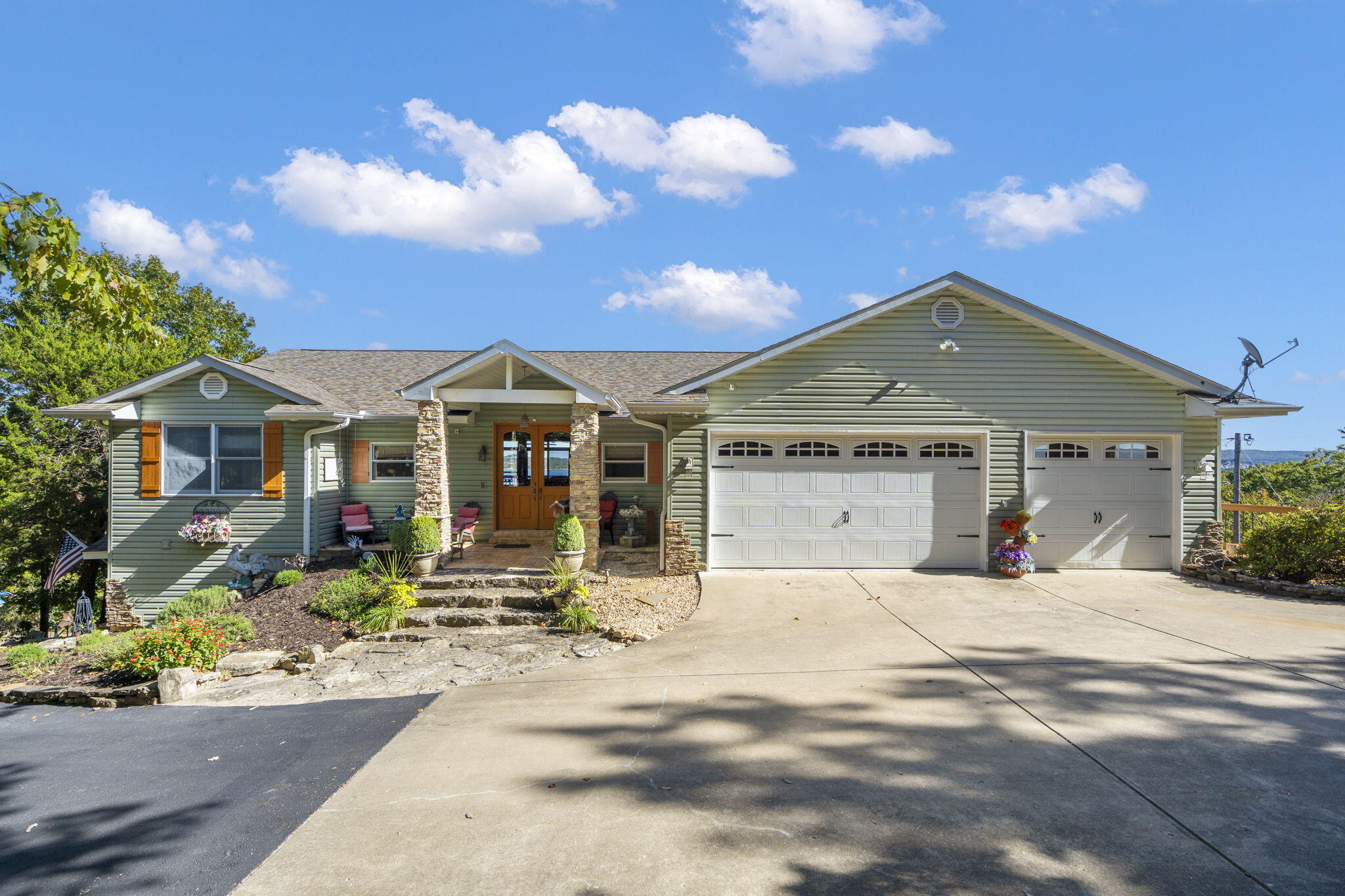 1079 Cambridge Drive Property Photo 1