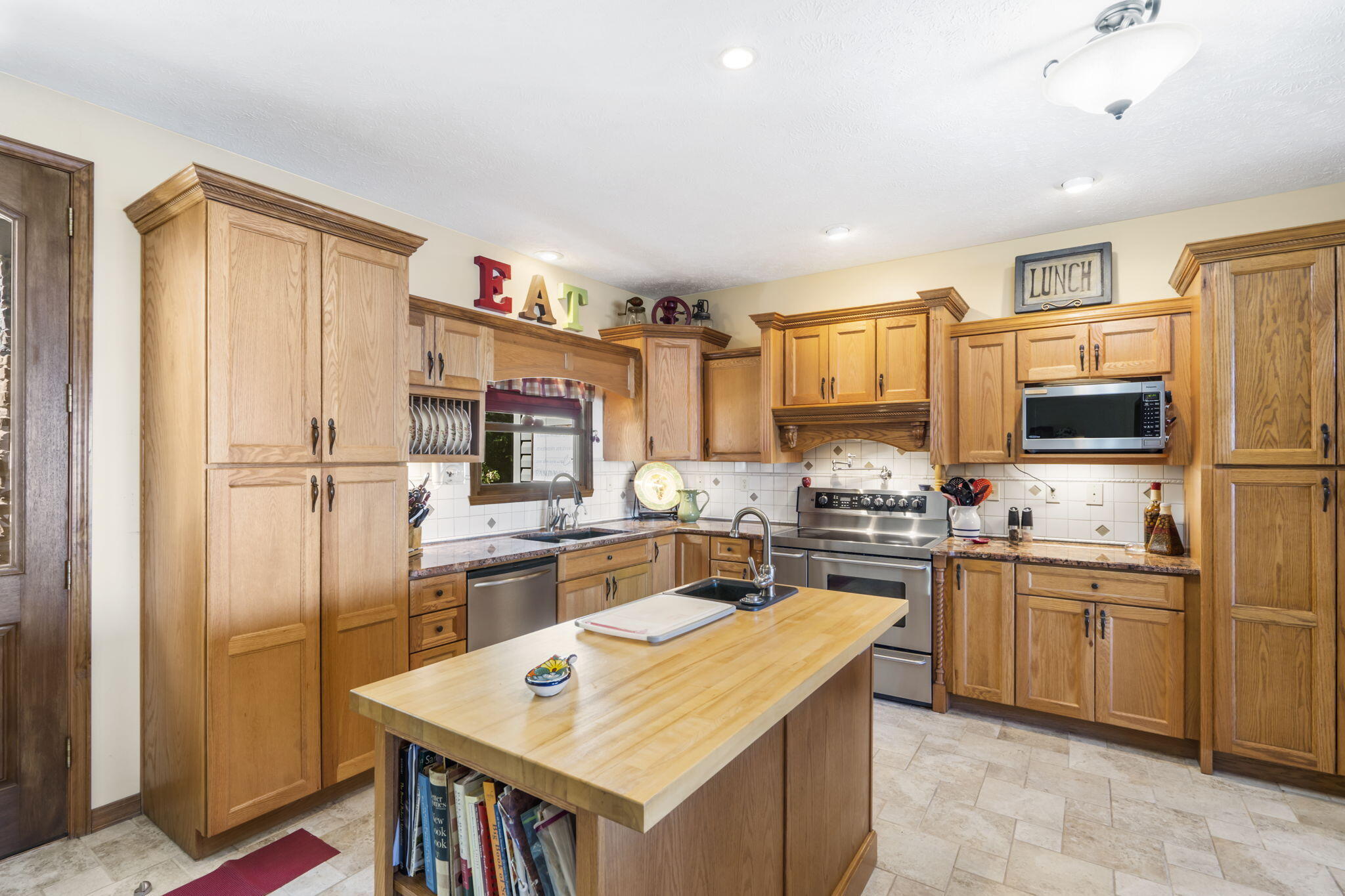 1079 Cambridge Drive Property Photo 11