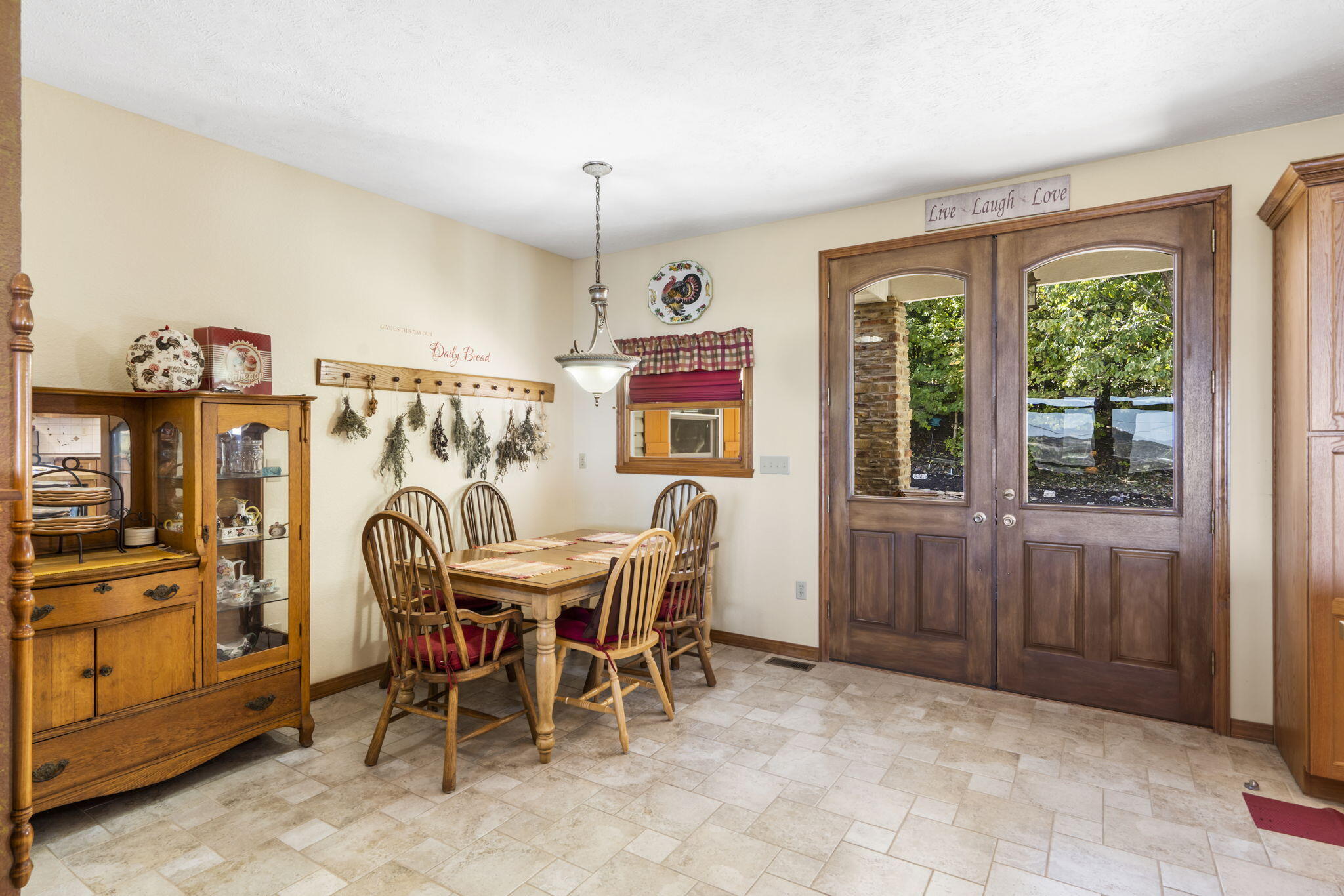 1079 Cambridge Drive Property Photo 13