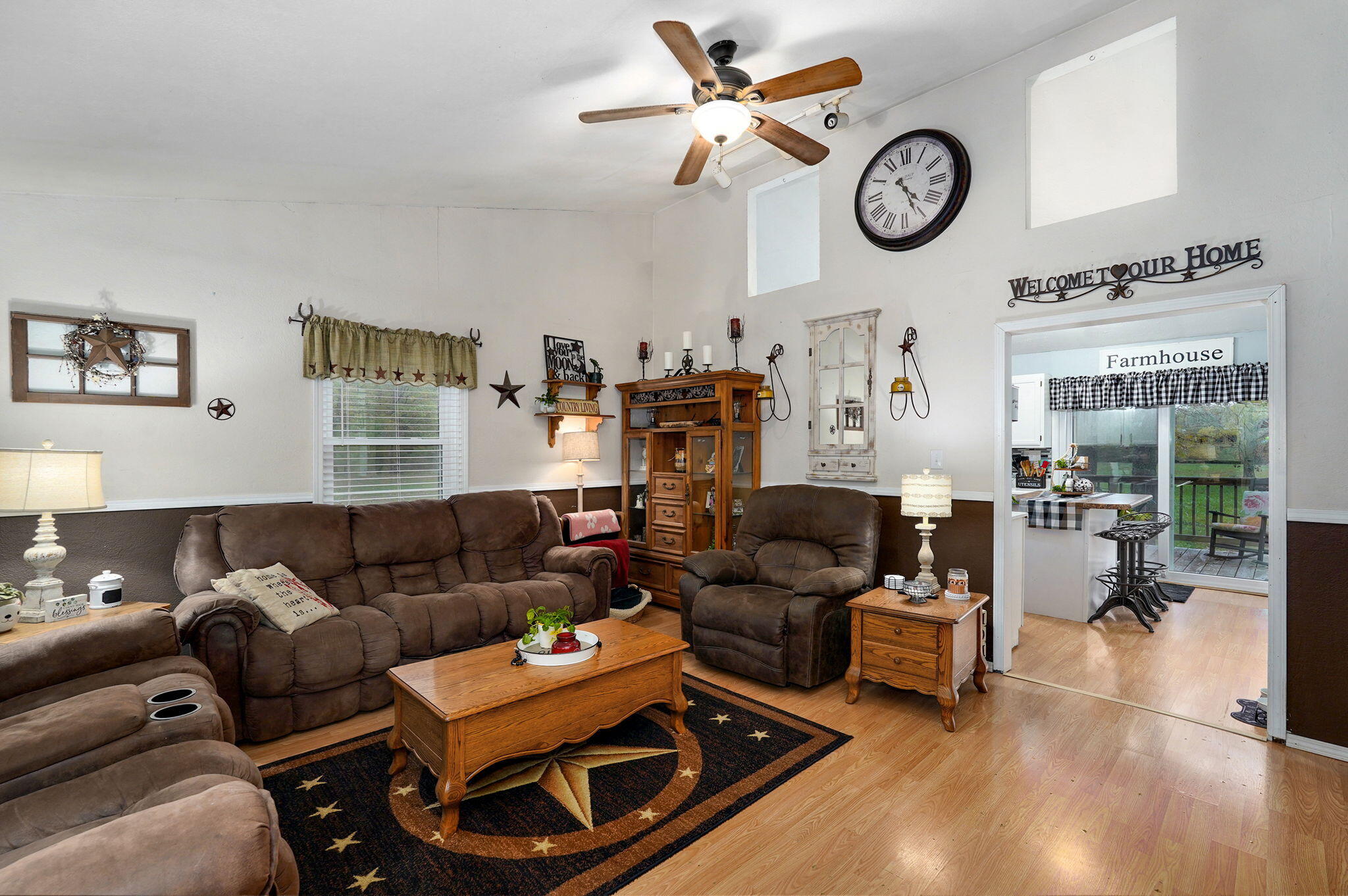 2582 River Road Property Photo 6