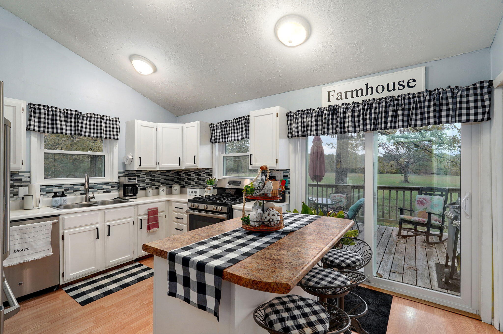 2582 River Road Property Photo 9