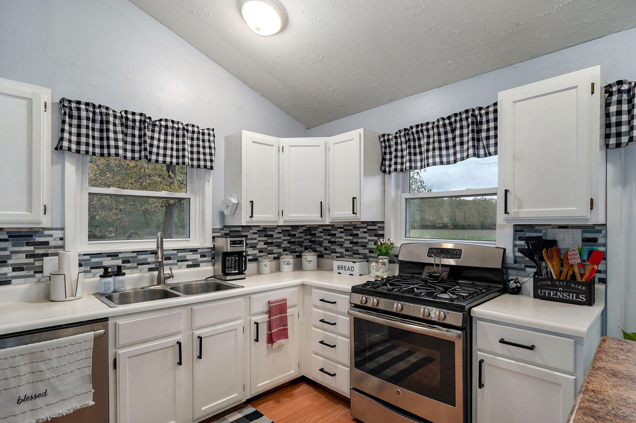 2582 River Road Property Photo 10