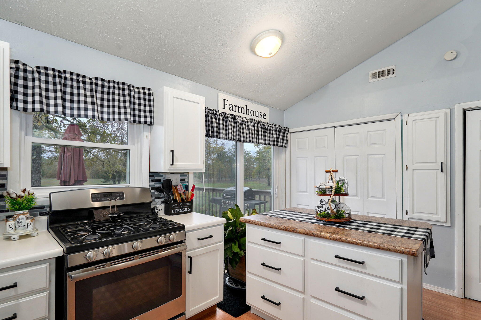 2582 River Road Property Photo 13