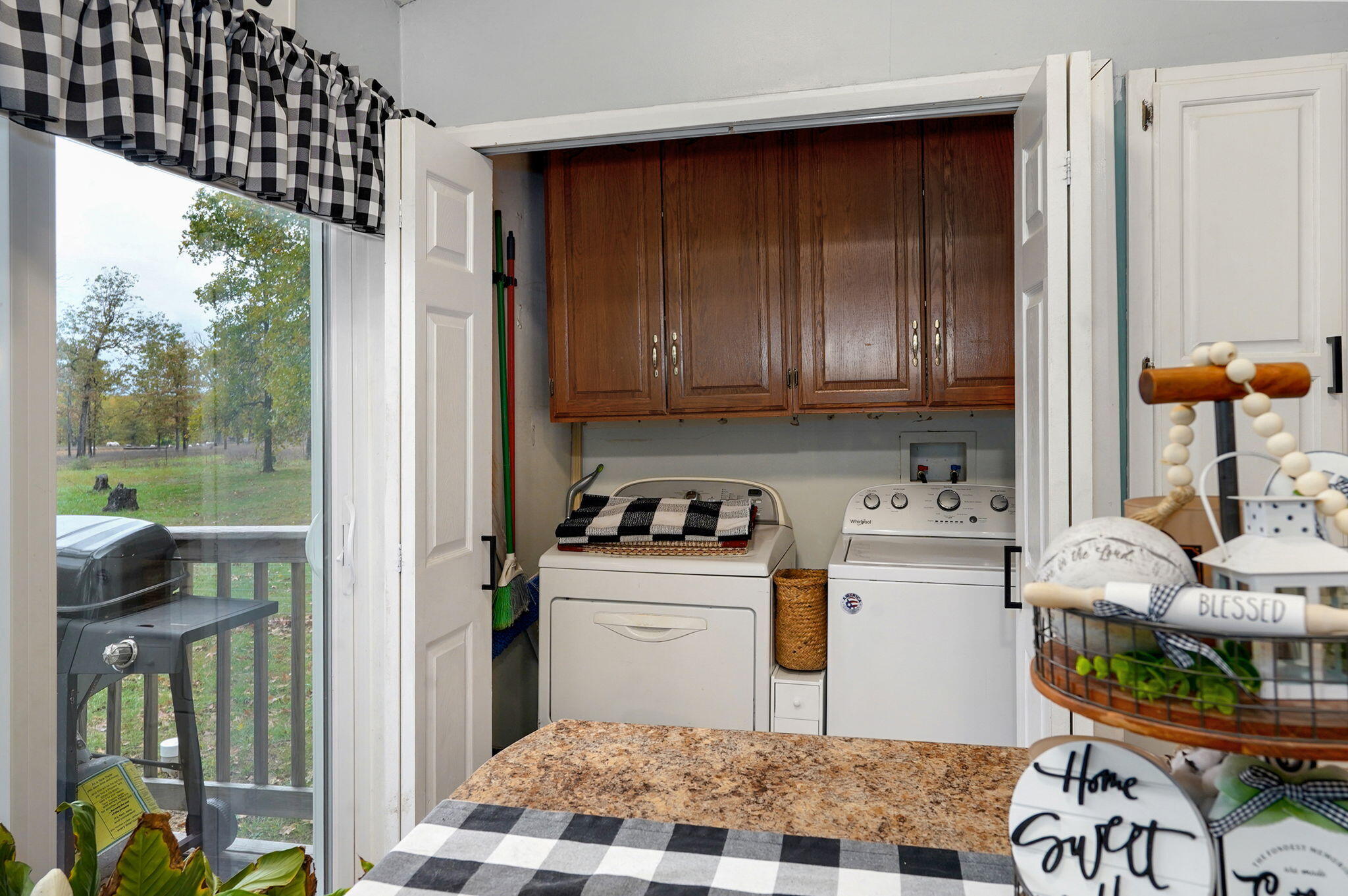 2582 River Road Property Photo 14