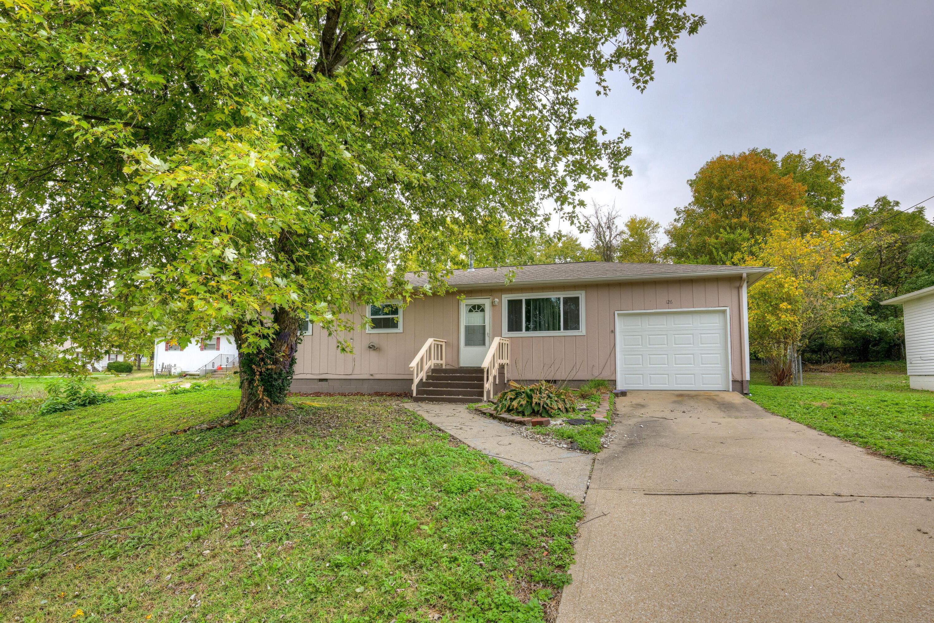 126 East Splitlog Avenue Property Photo 2