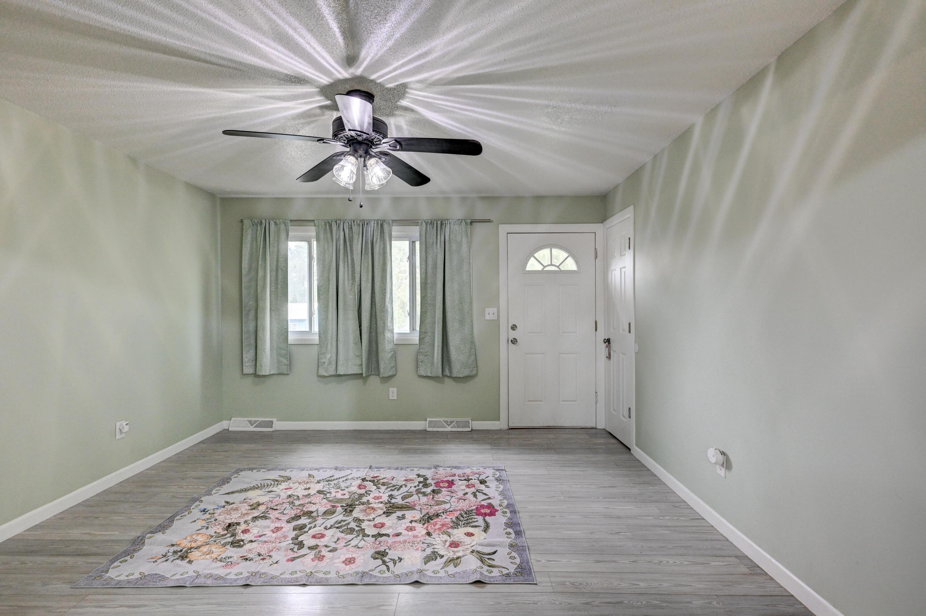 126 East Splitlog Avenue Property Photo 3