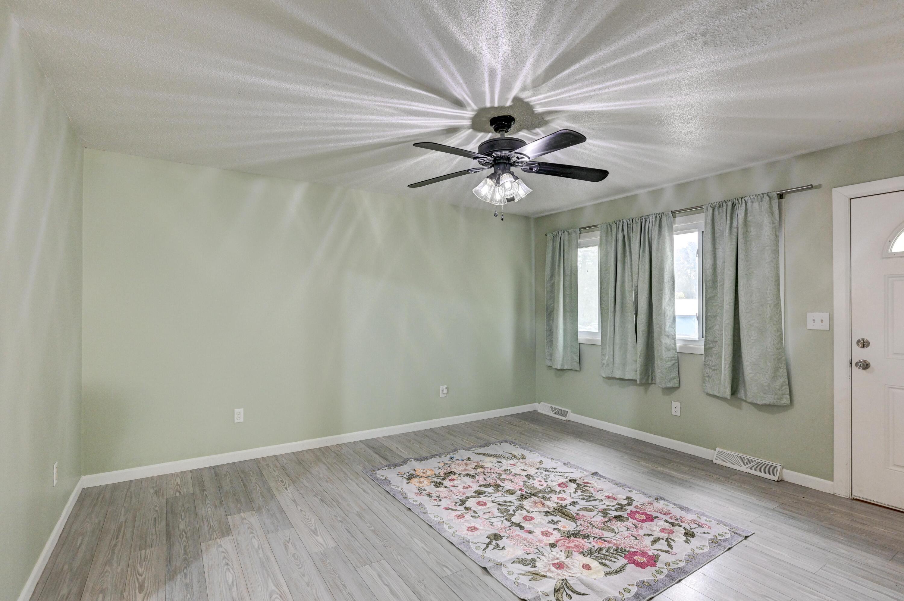 126 East Splitlog Avenue Property Photo 4