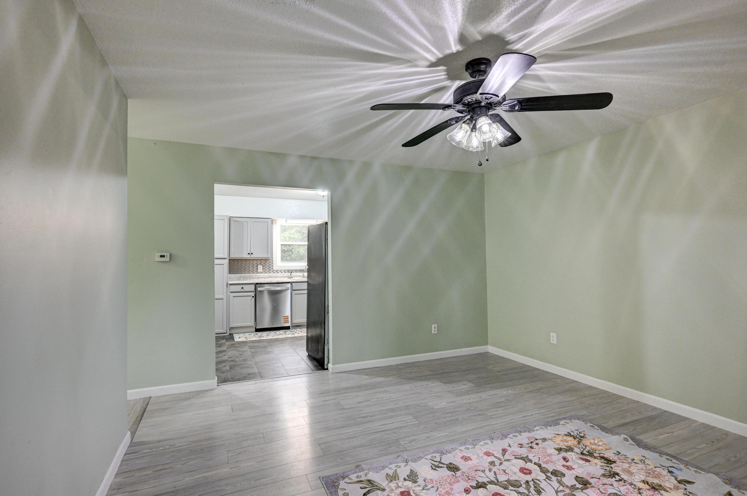 126 East Splitlog Avenue Property Photo 6