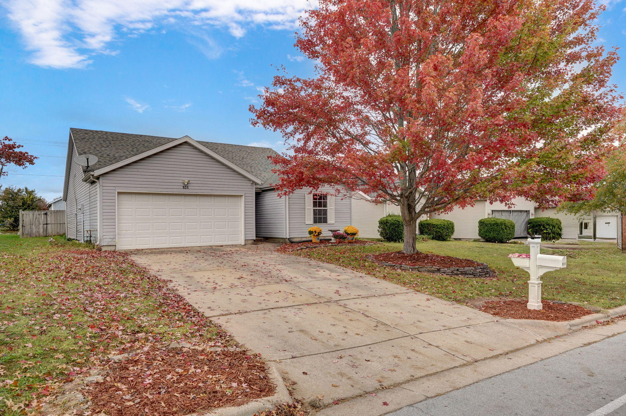 931 West Butterfield Drive Property Photo 2