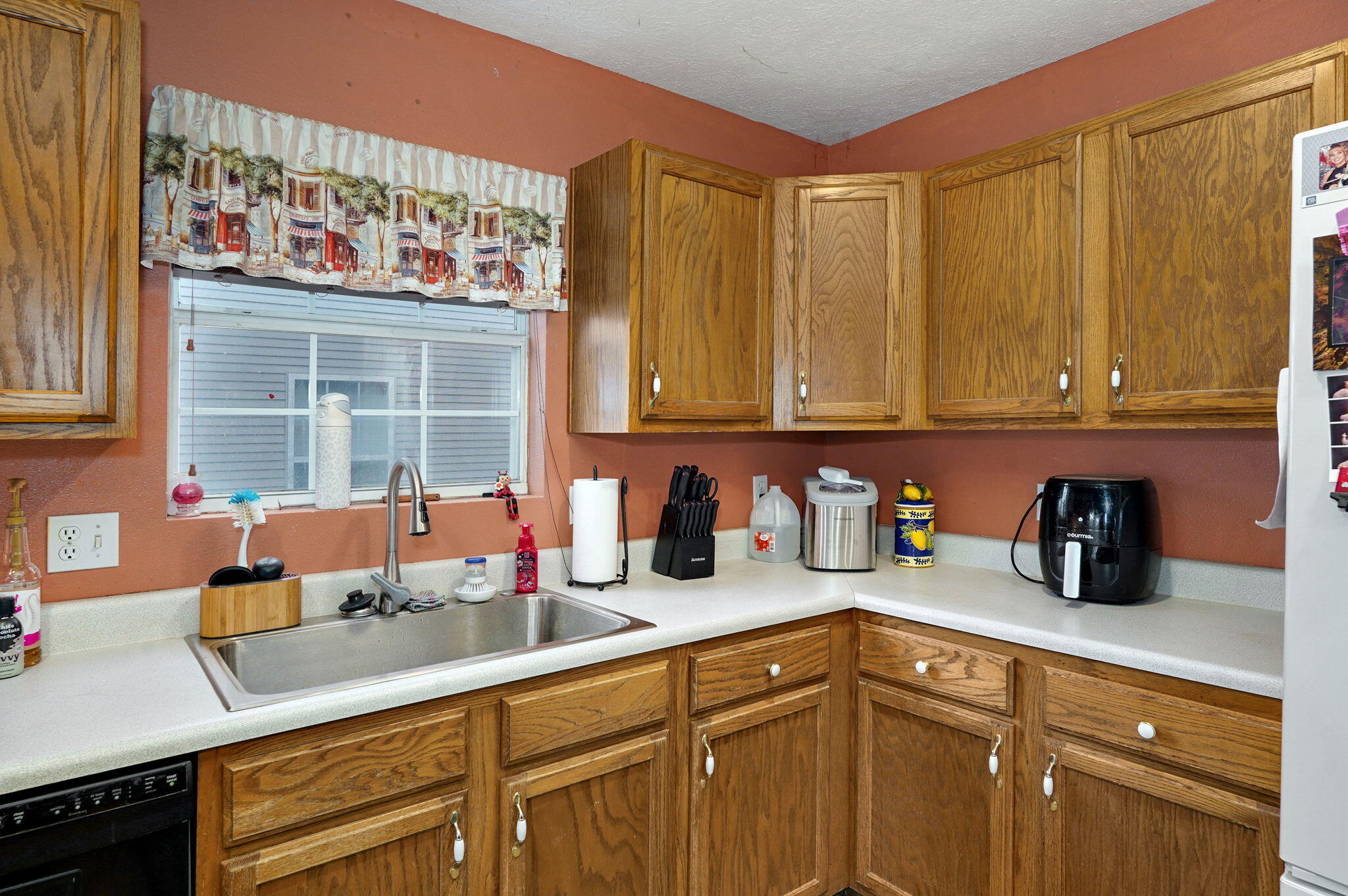 931 West Butterfield Drive Property Photo 6