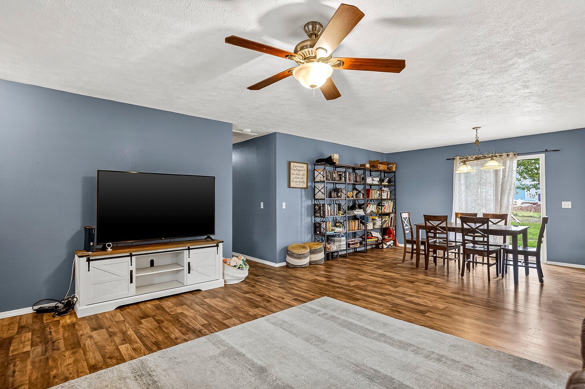 216 Country Lane Property Photo 3