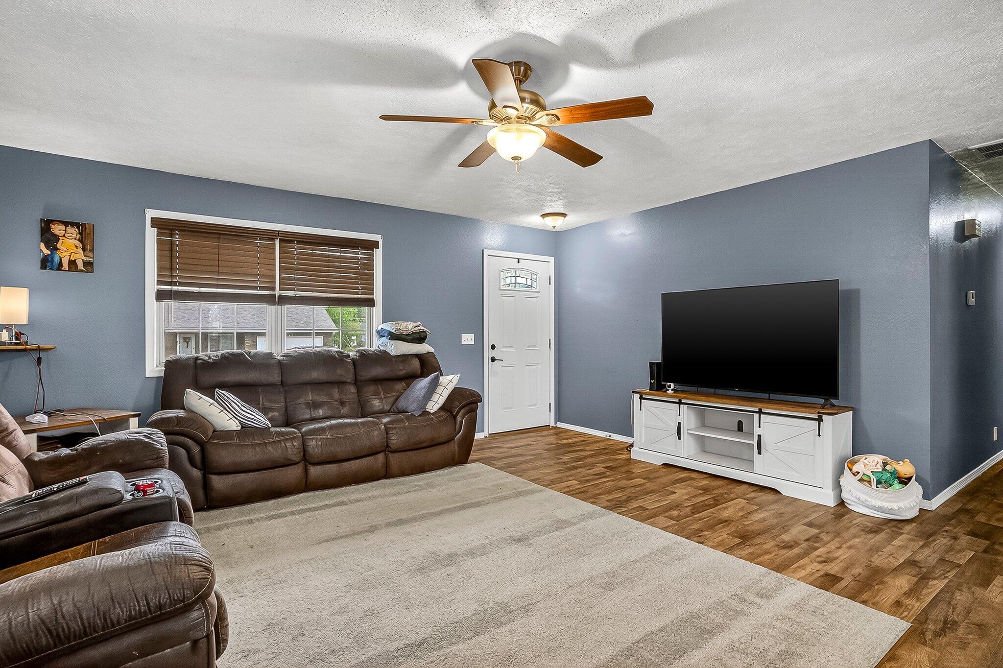 216 Country Lane Property Photo 4