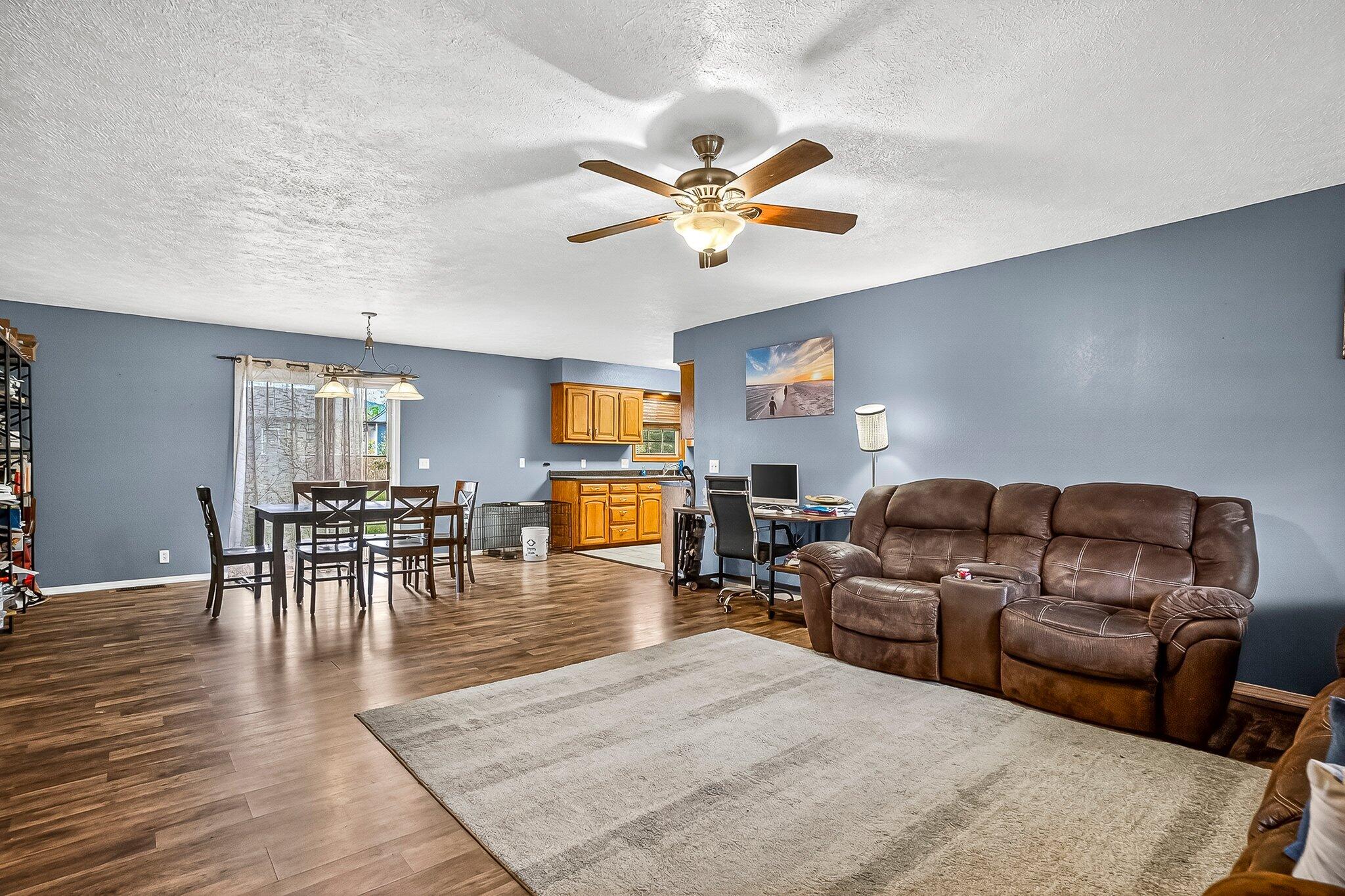 216 Country Lane Property Photo 5