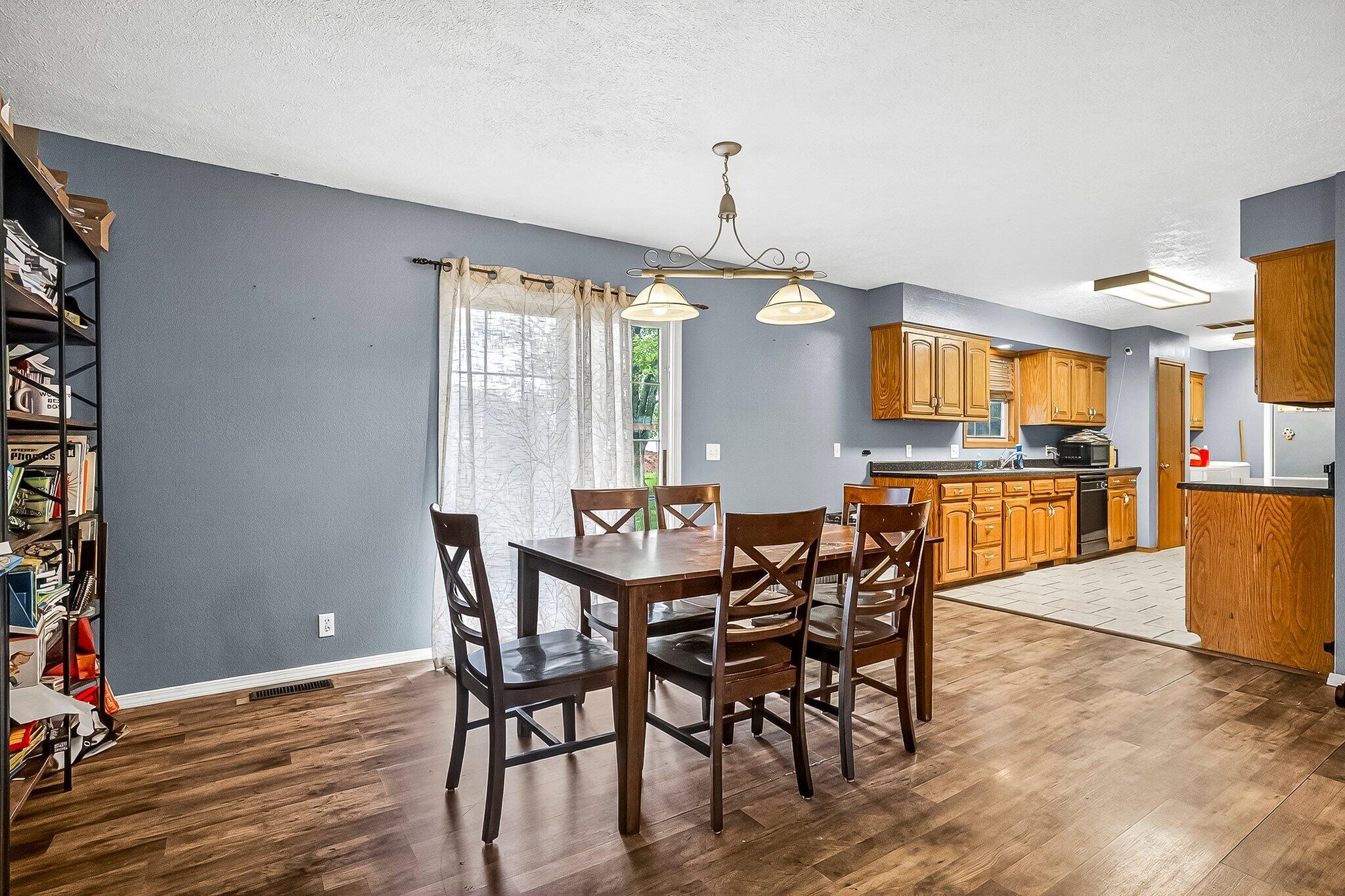 216 Country Lane Property Photo 6