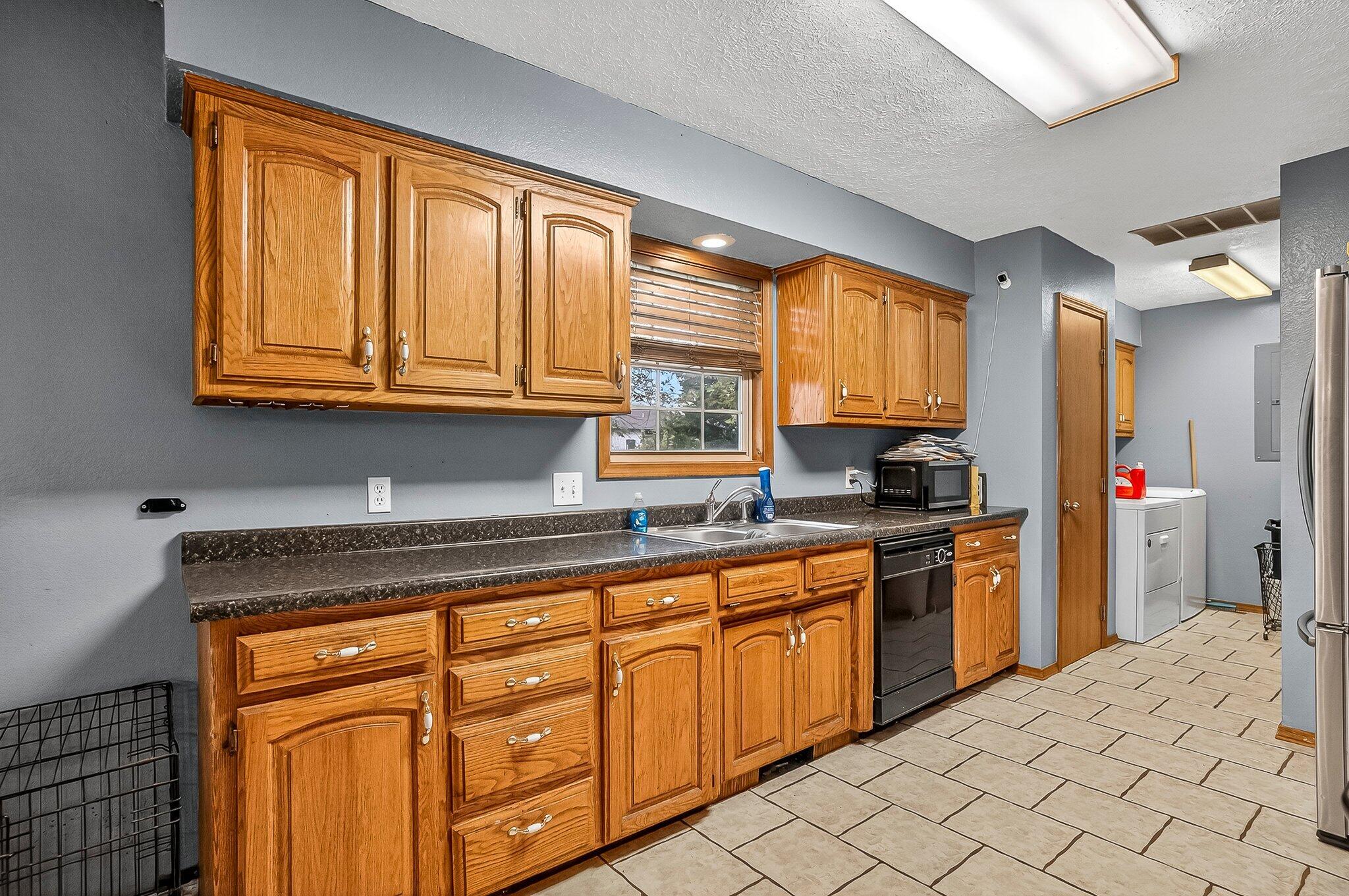 216 Country Lane Property Photo 7