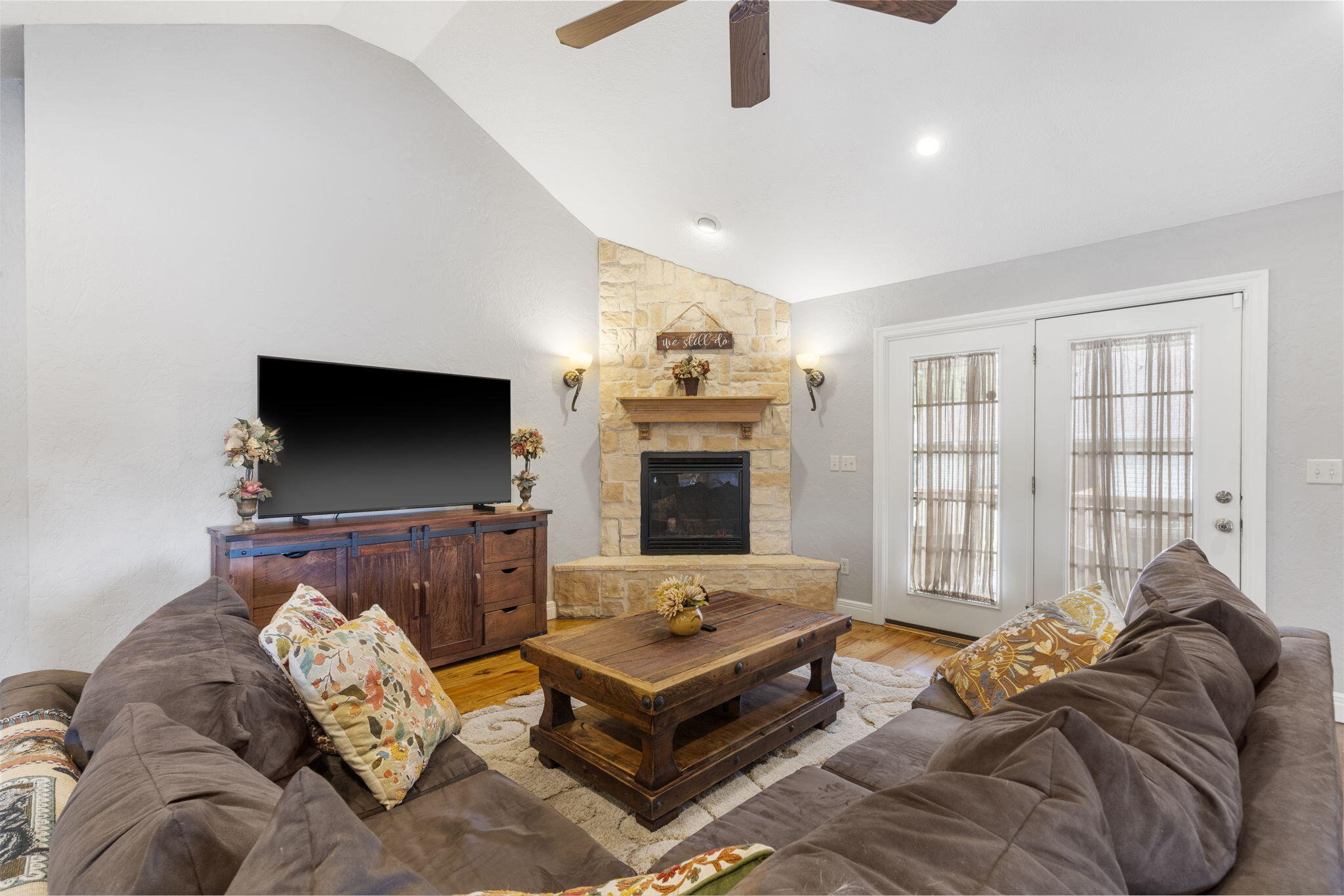 608 South Yellowwood Drive Property Photo 5