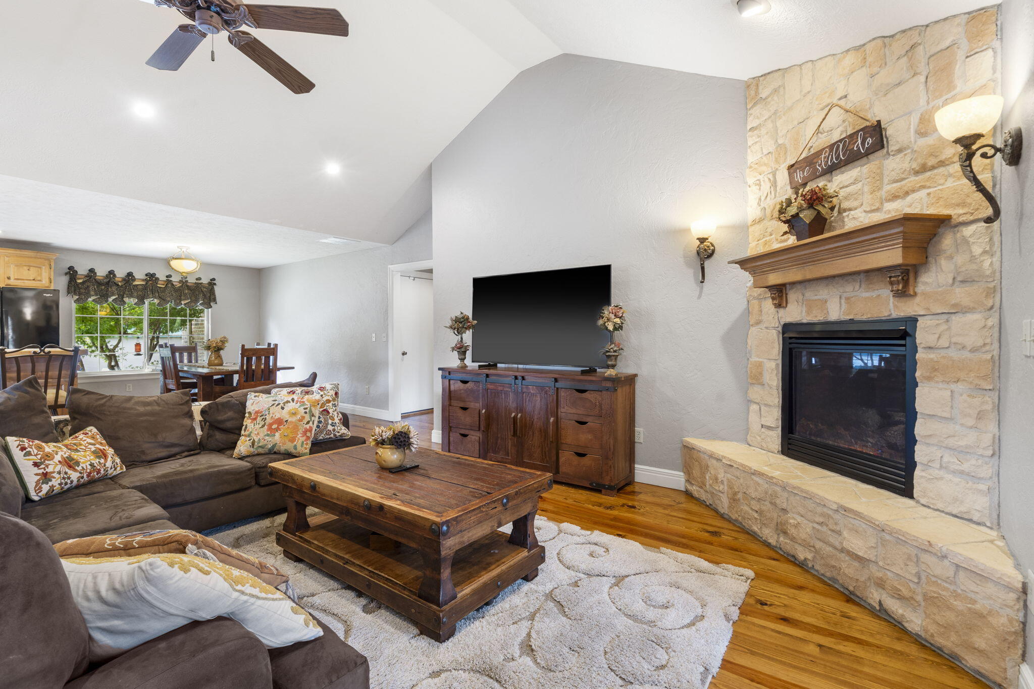 608 South Yellowwood Drive Property Photo 6