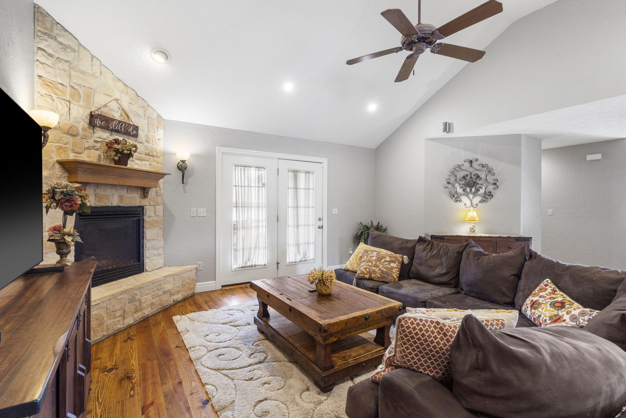 608 South Yellowwood Drive Property Photo 8