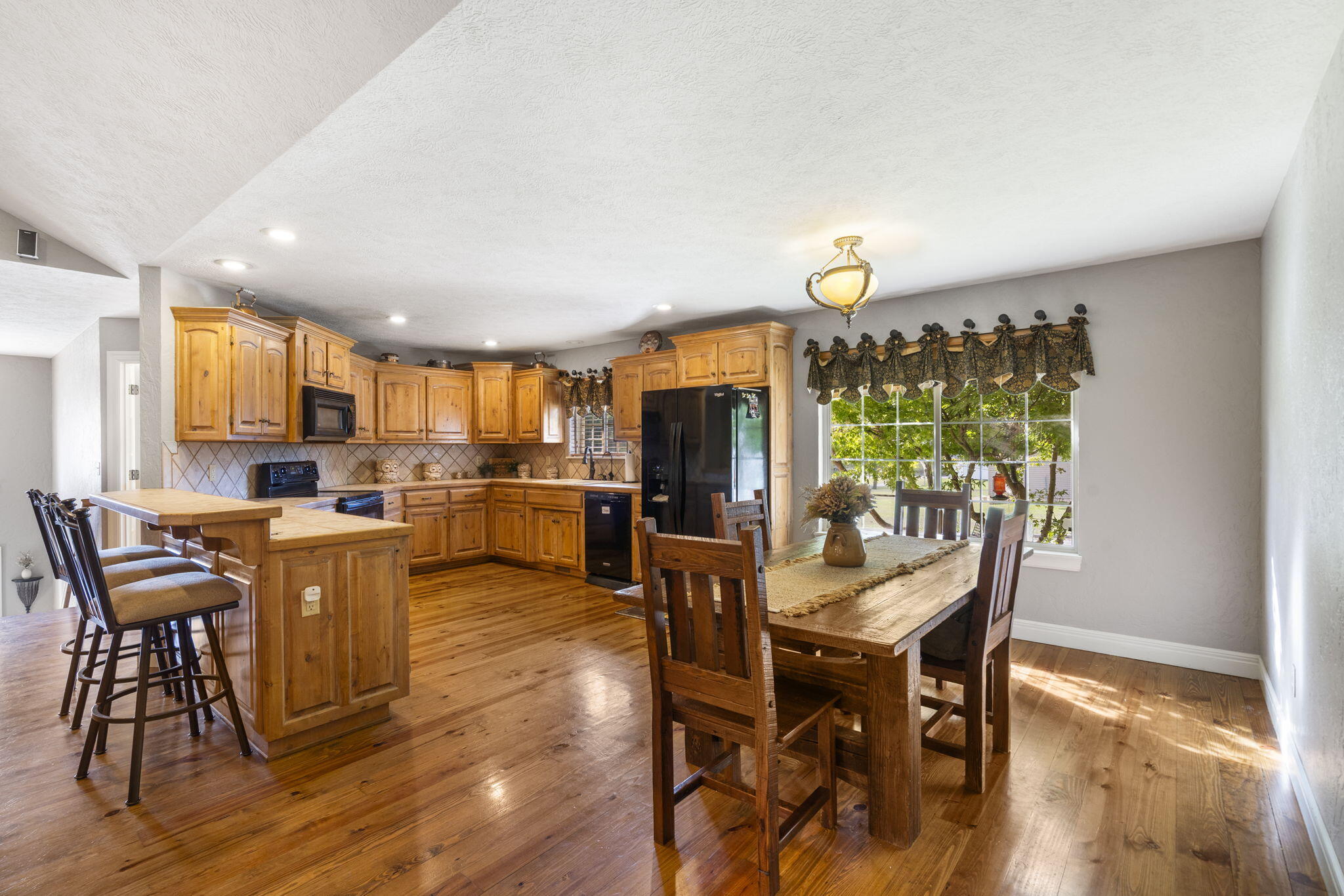 608 South Yellowwood Drive Property Photo 9