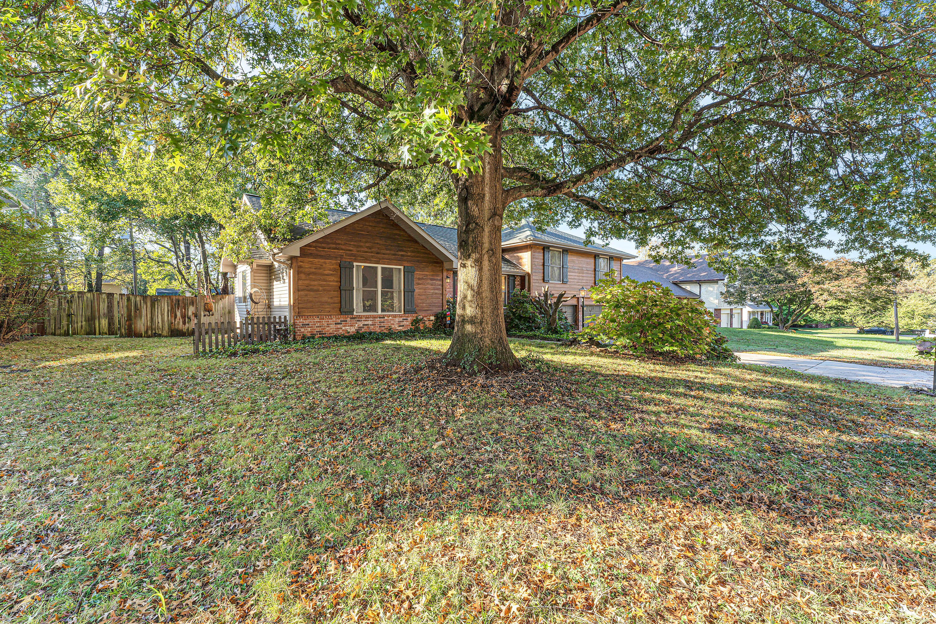 1036 East Manchester Drive Property Photo 2