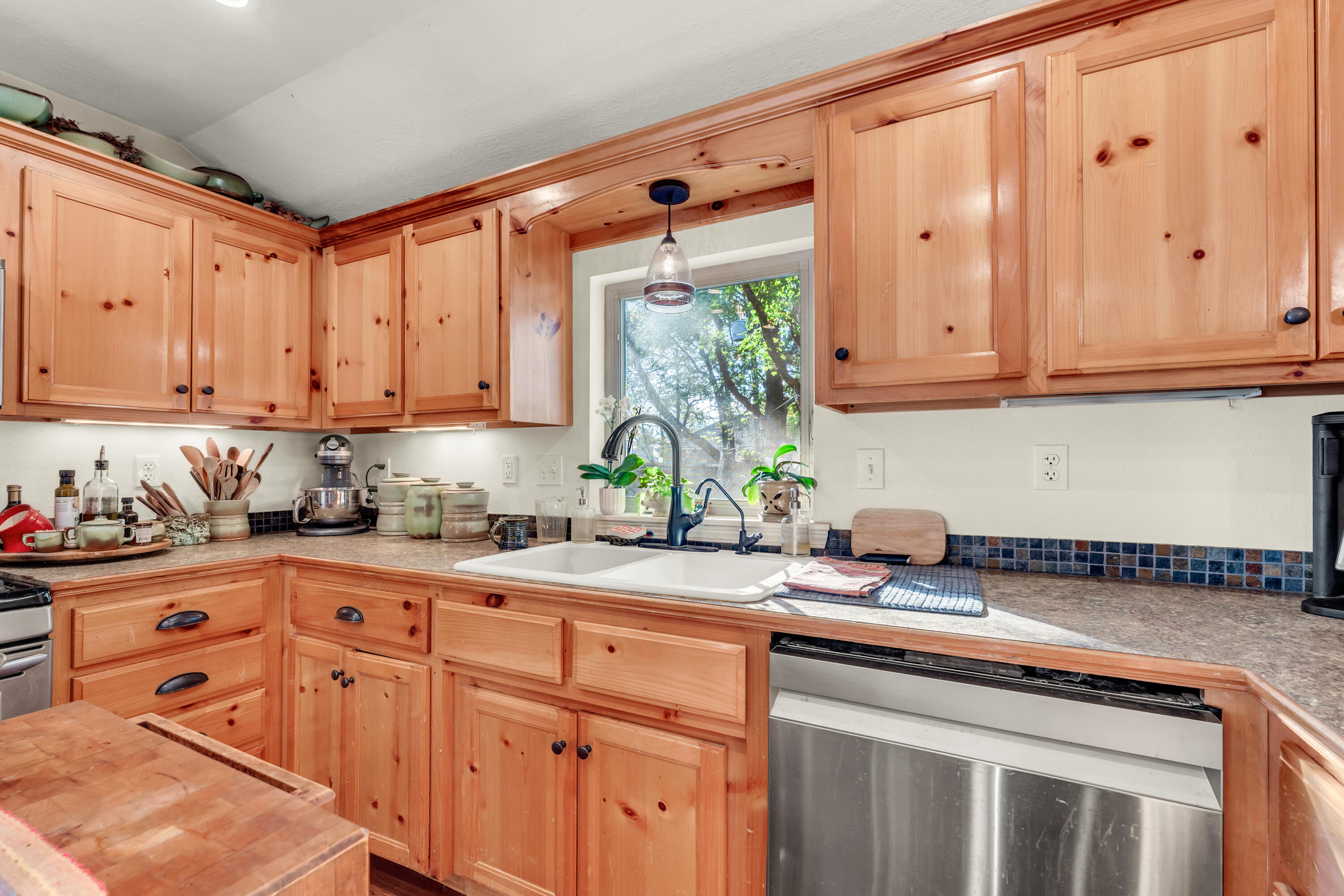 1036 East Manchester Drive Property Photo 11