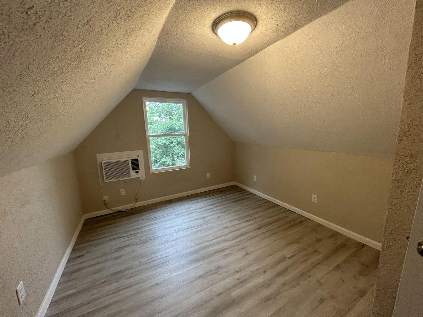 824 West Elm Street Property Photo 16