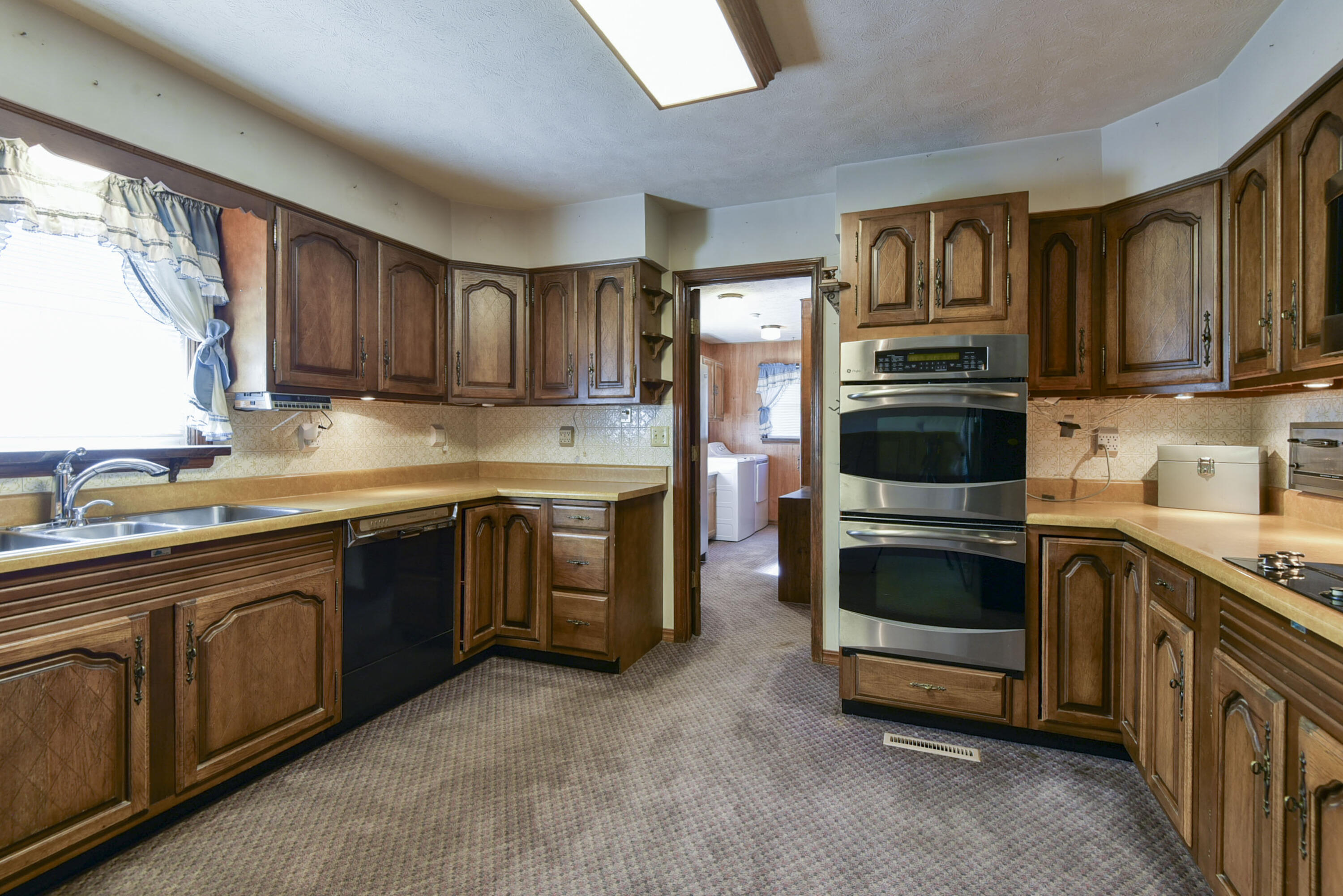 421 Newport Drive Property Photo 4