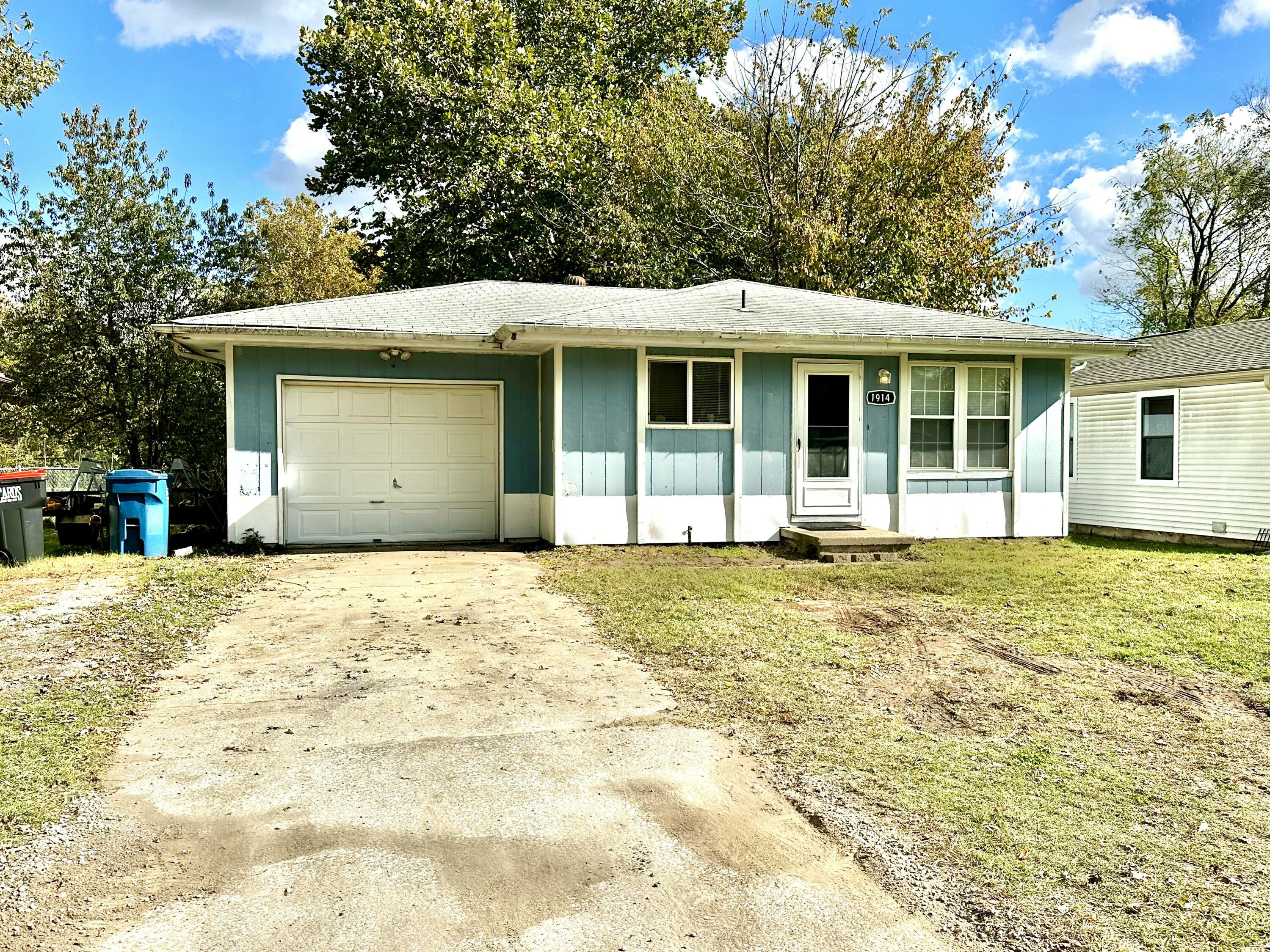 1914 North Lone Pine Avenue Property Photo 1