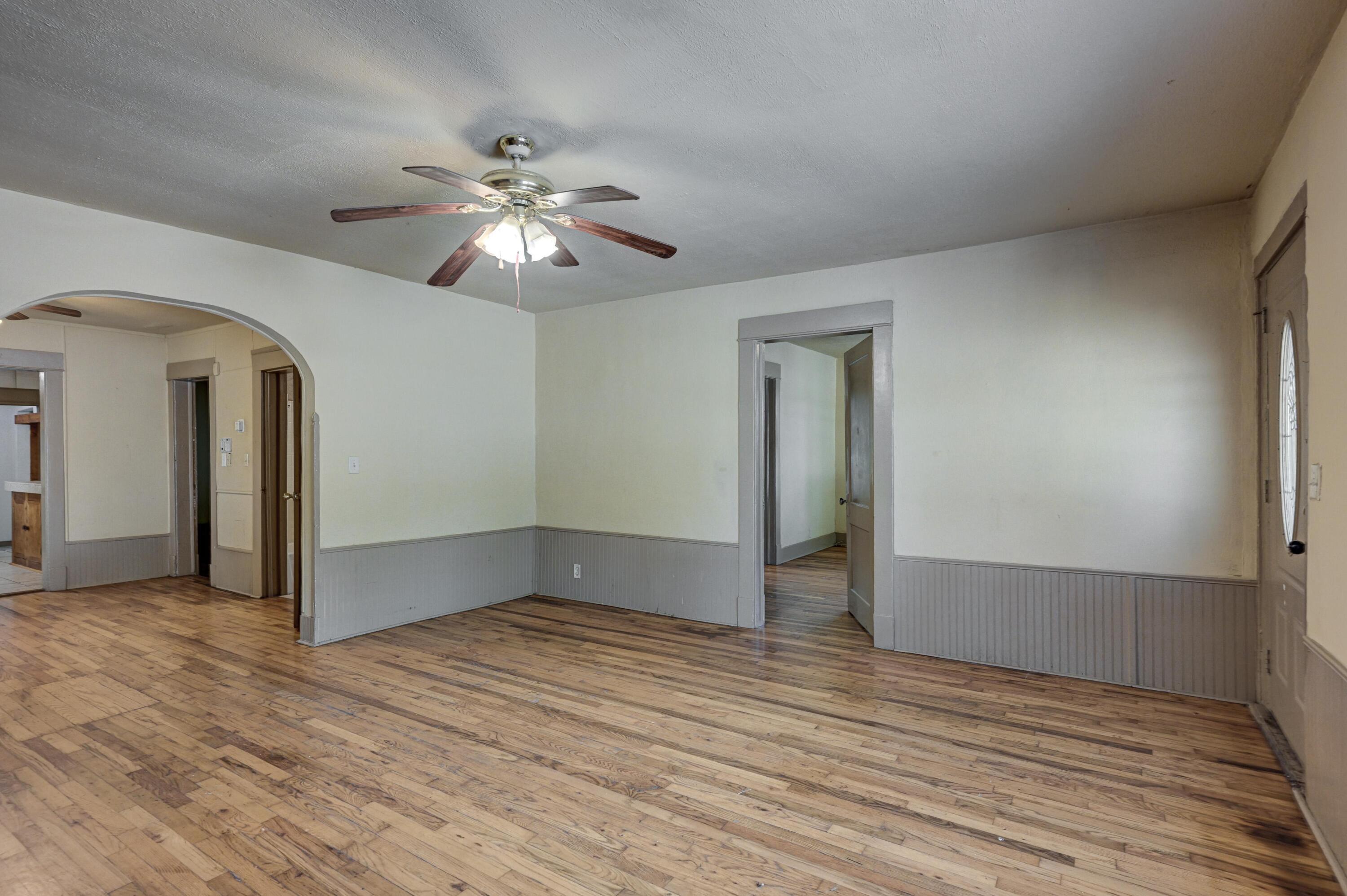 723 South Indiana Avenue Property Photo 4