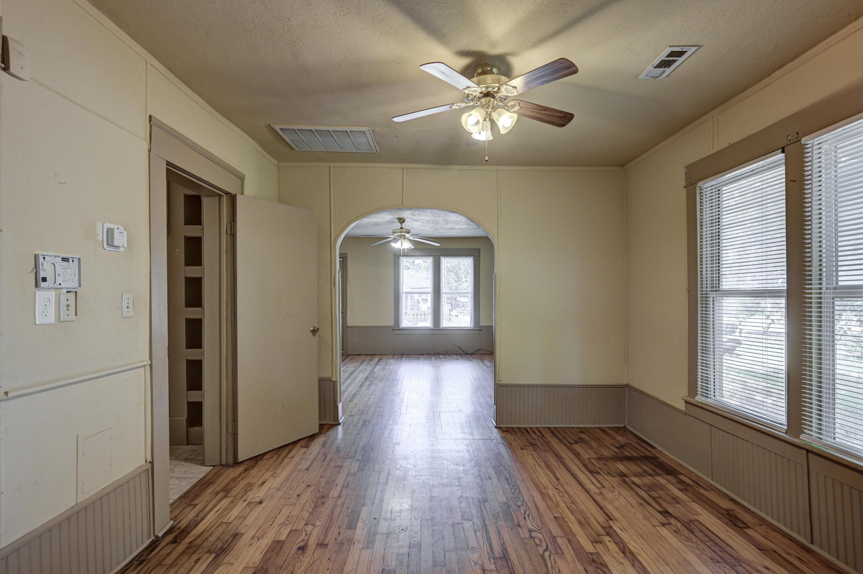 723 South Indiana Avenue Property Photo 6