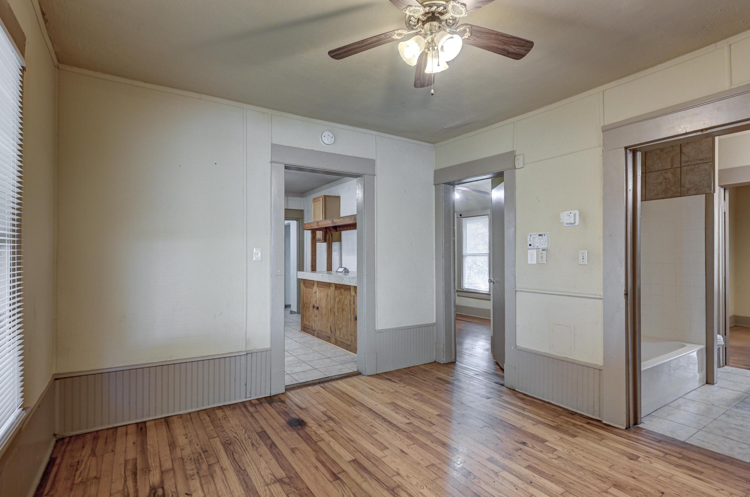 723 South Indiana Avenue Property Photo 7