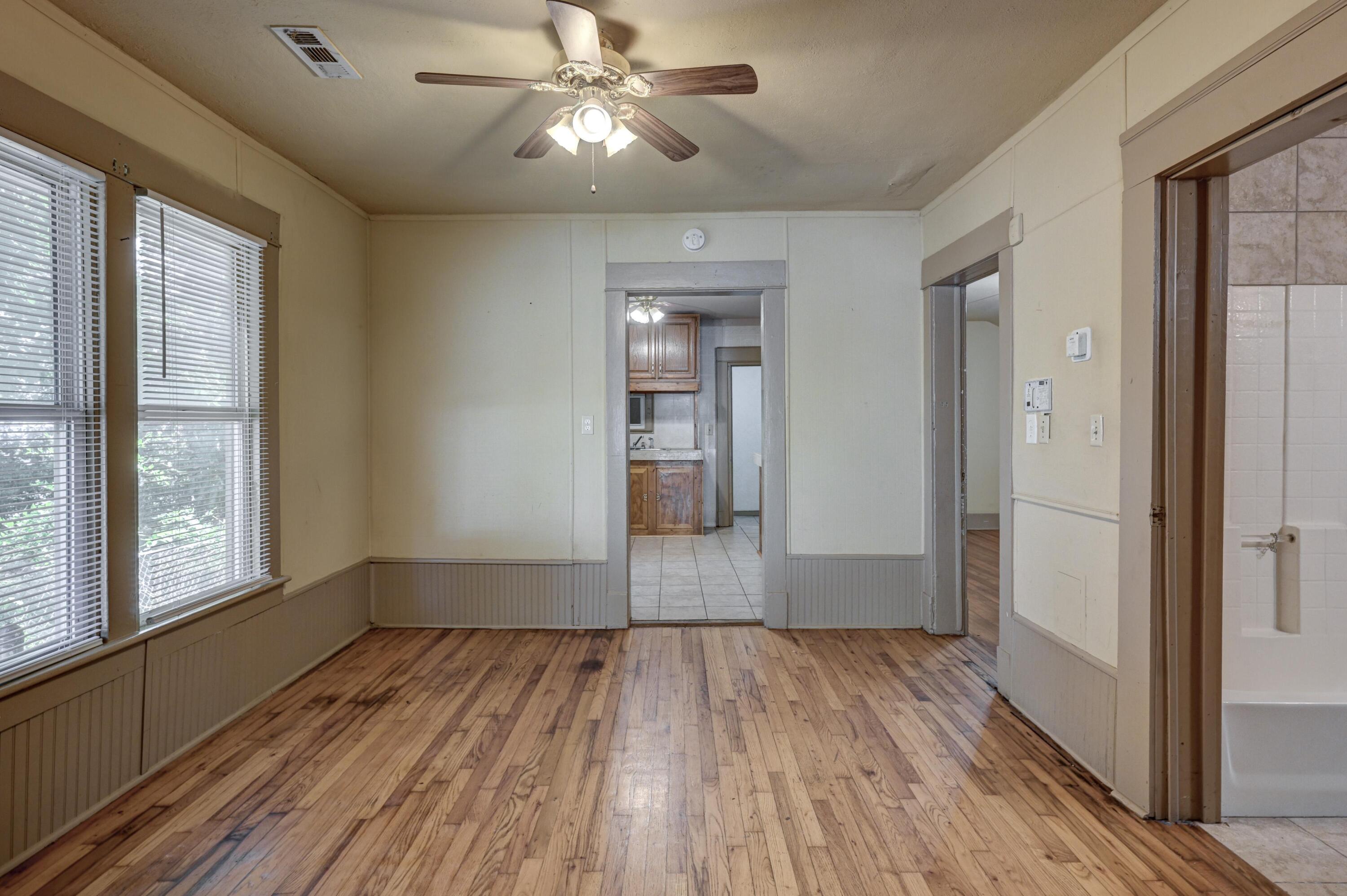 723 South Indiana Avenue Property Photo 8