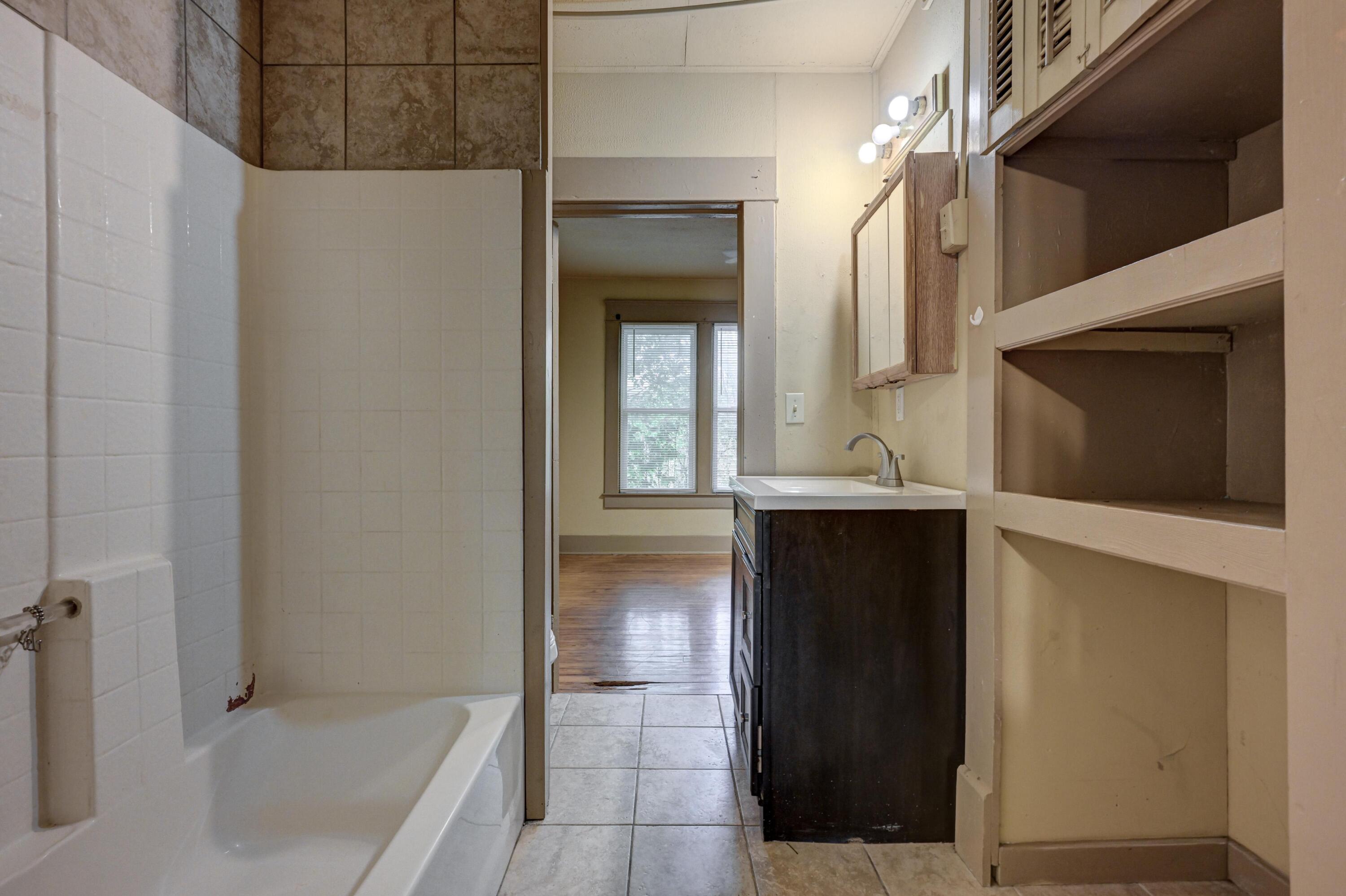 723 South Indiana Avenue Property Photo 9