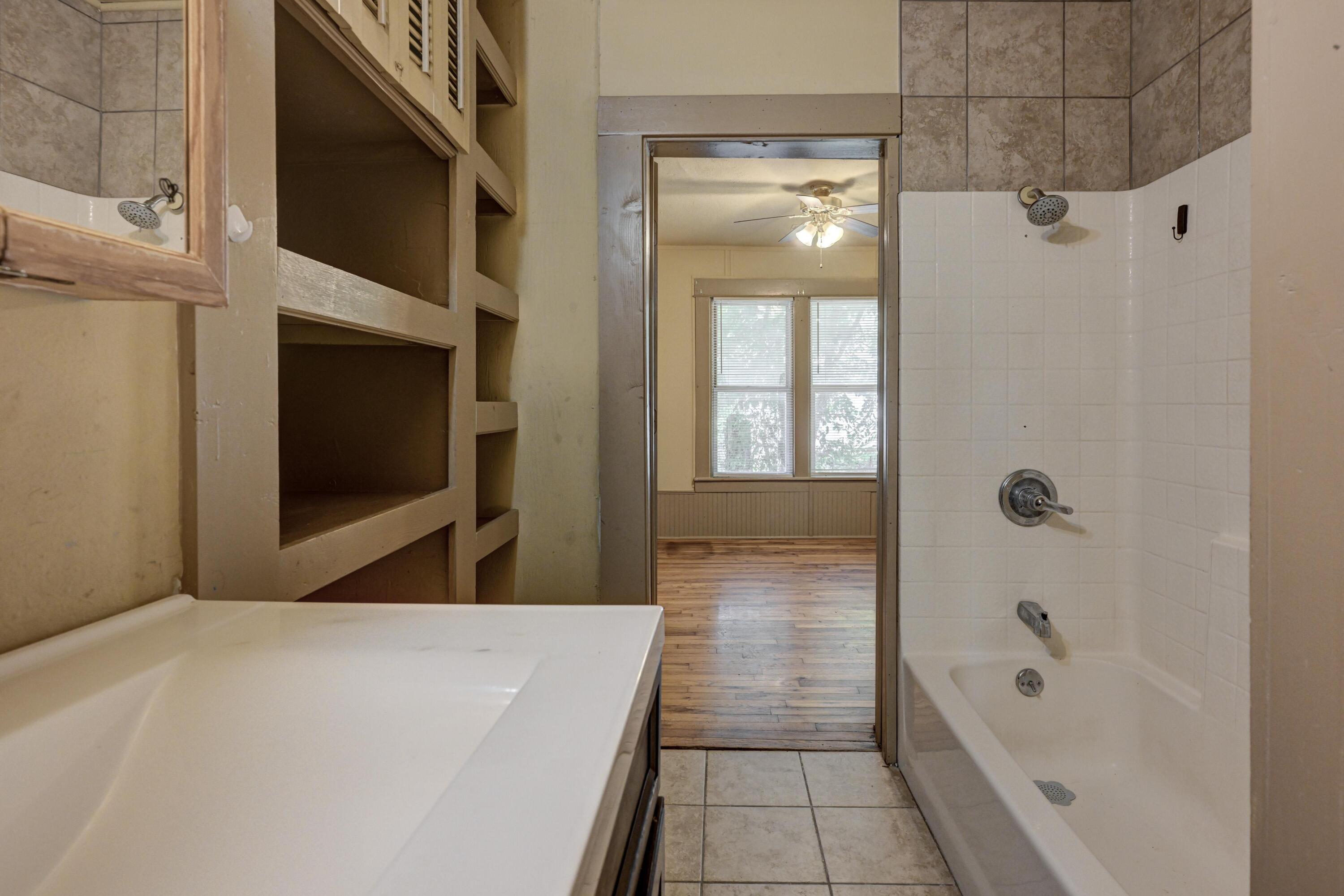 723 South Indiana Avenue Property Photo 10