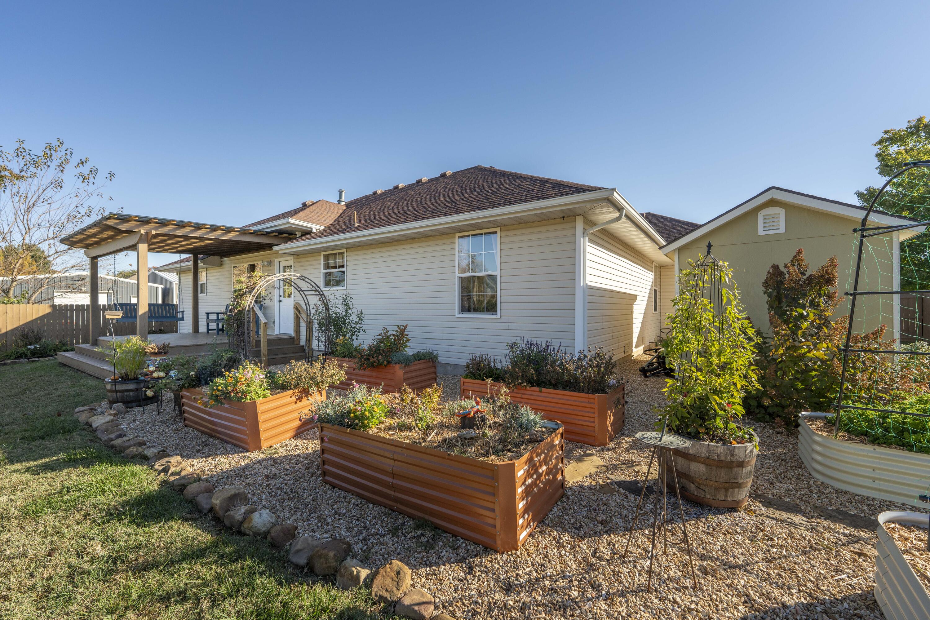 627 South Avenue Property Photo 32