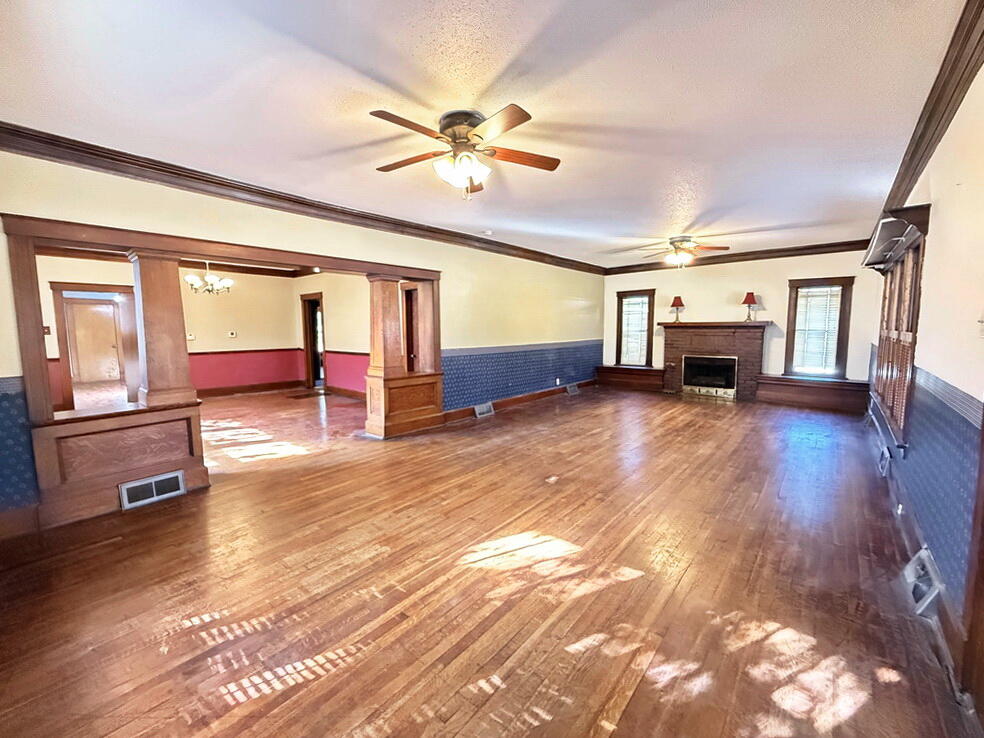 400 South Main Street Property Photo 9