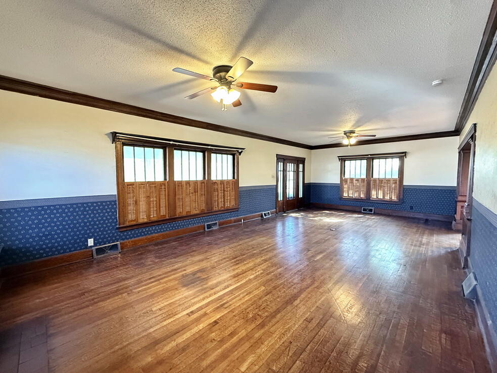 400 South Main Street Property Photo 12