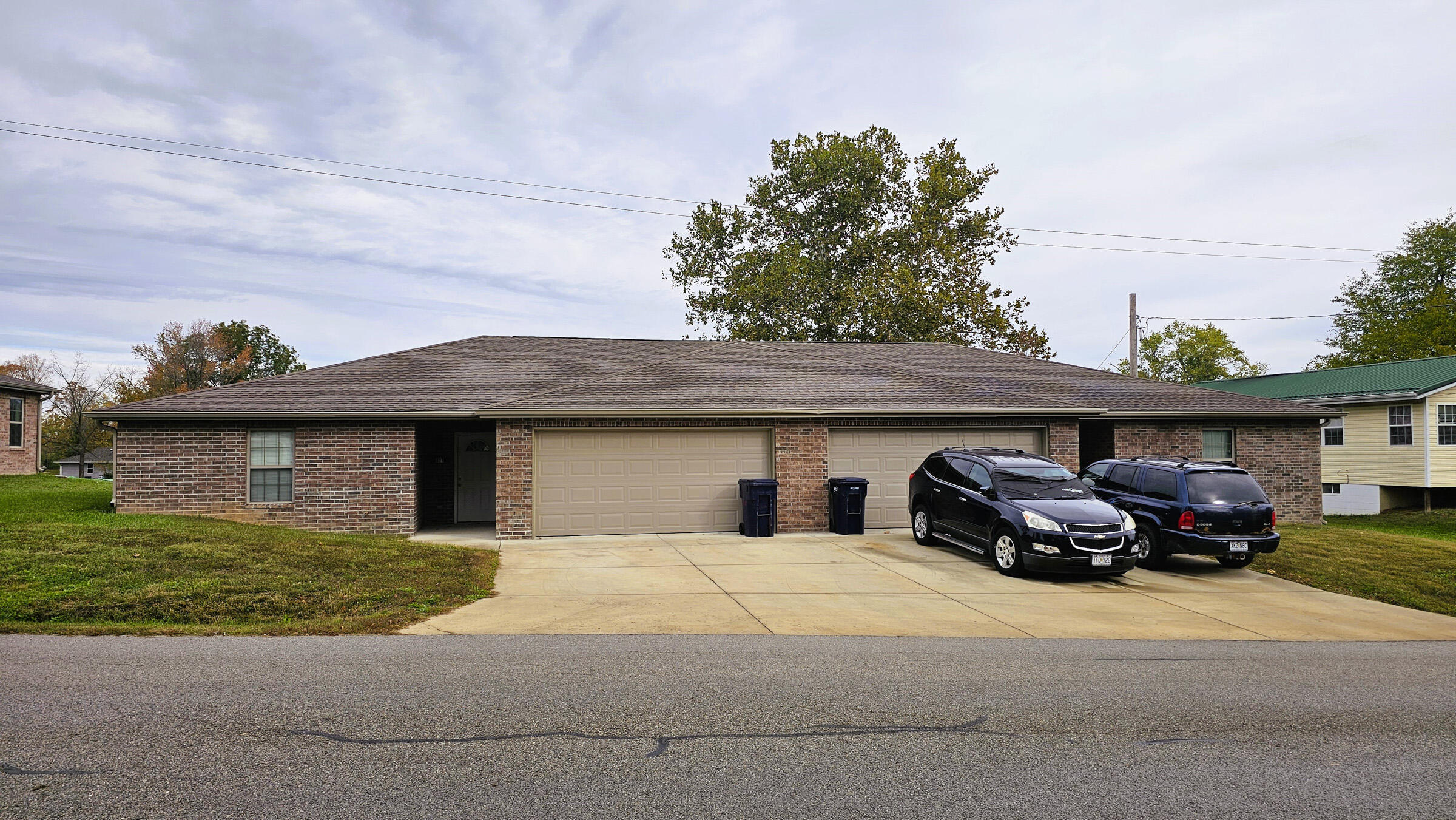 625/627 West Hawthorne Street Property Photo 1